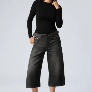 Weekday Shorts<AMPLE LÅGA JEANSSHORTS MED LÖS PASSFORM