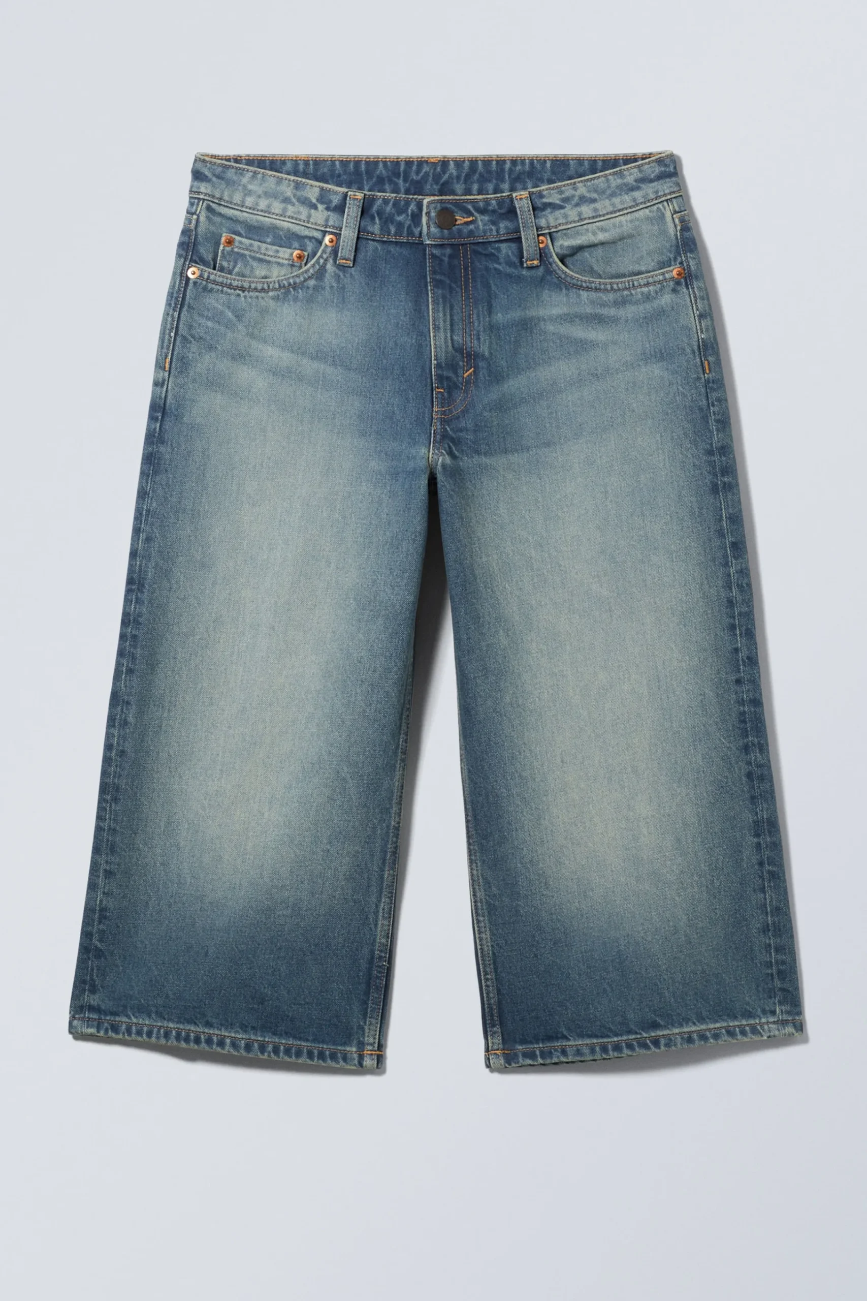 Weekday Shorts<AMPLE LÅGA JEANSSHORTS MED LÖS PASSFORM