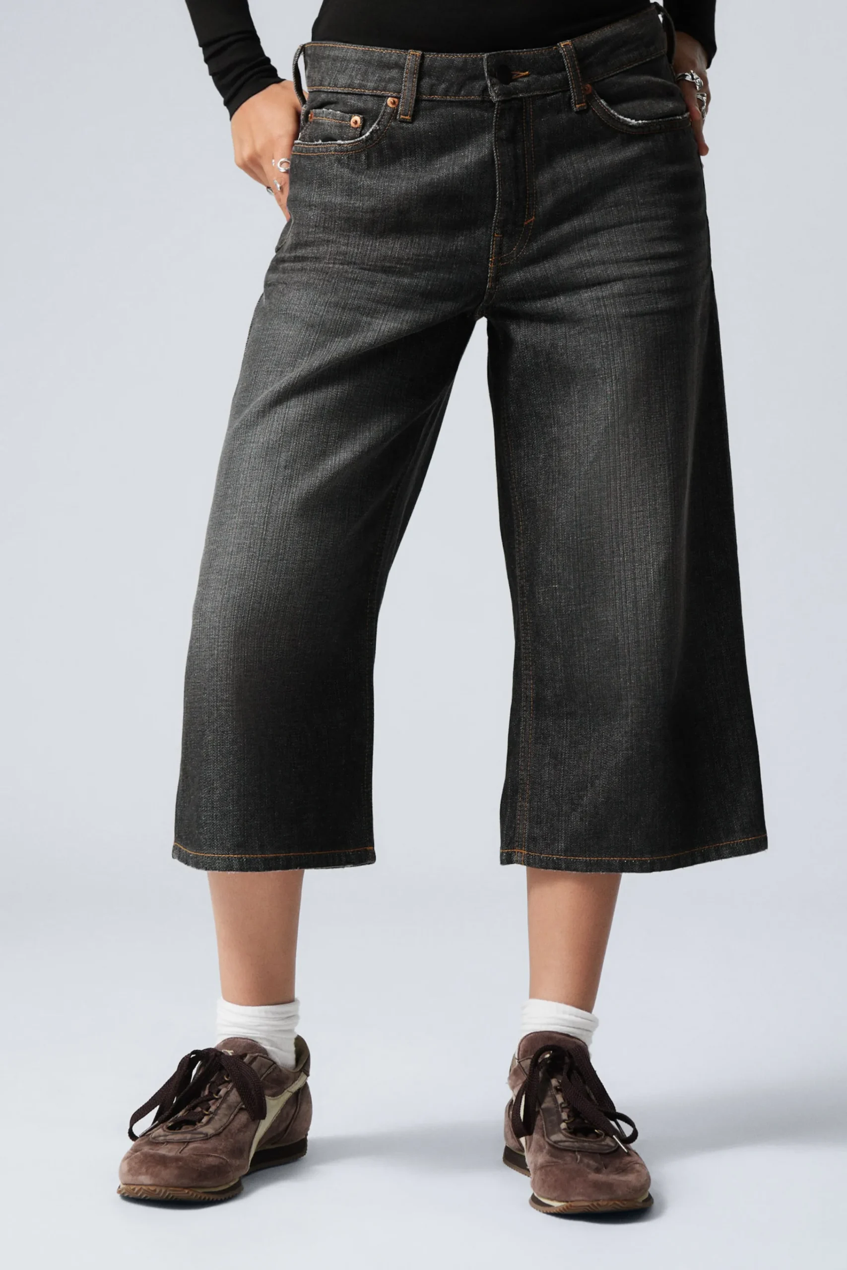 Weekday Shorts<AMPLE LÅGA JEANSSHORTS MED LÖS PASSFORM