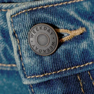 Weekday Shorts<AMPLE LÅGA JEANSSHORTS MED LÖS PASSFORM