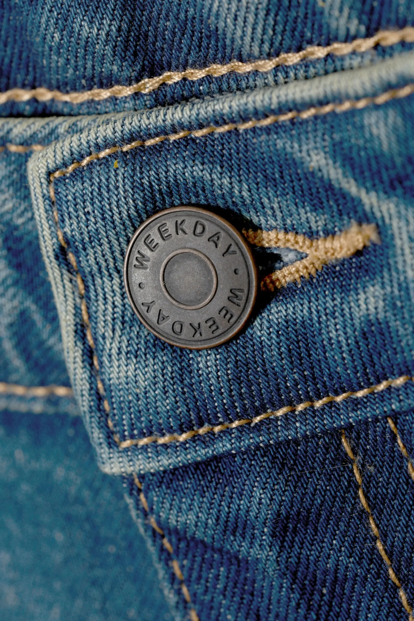 ample_lga_jeansshorts_med_ls_passform_1.webp Weekday Shorts<AMPLE LÅGA JEANSSHORTS MED LÖS PASSFORM