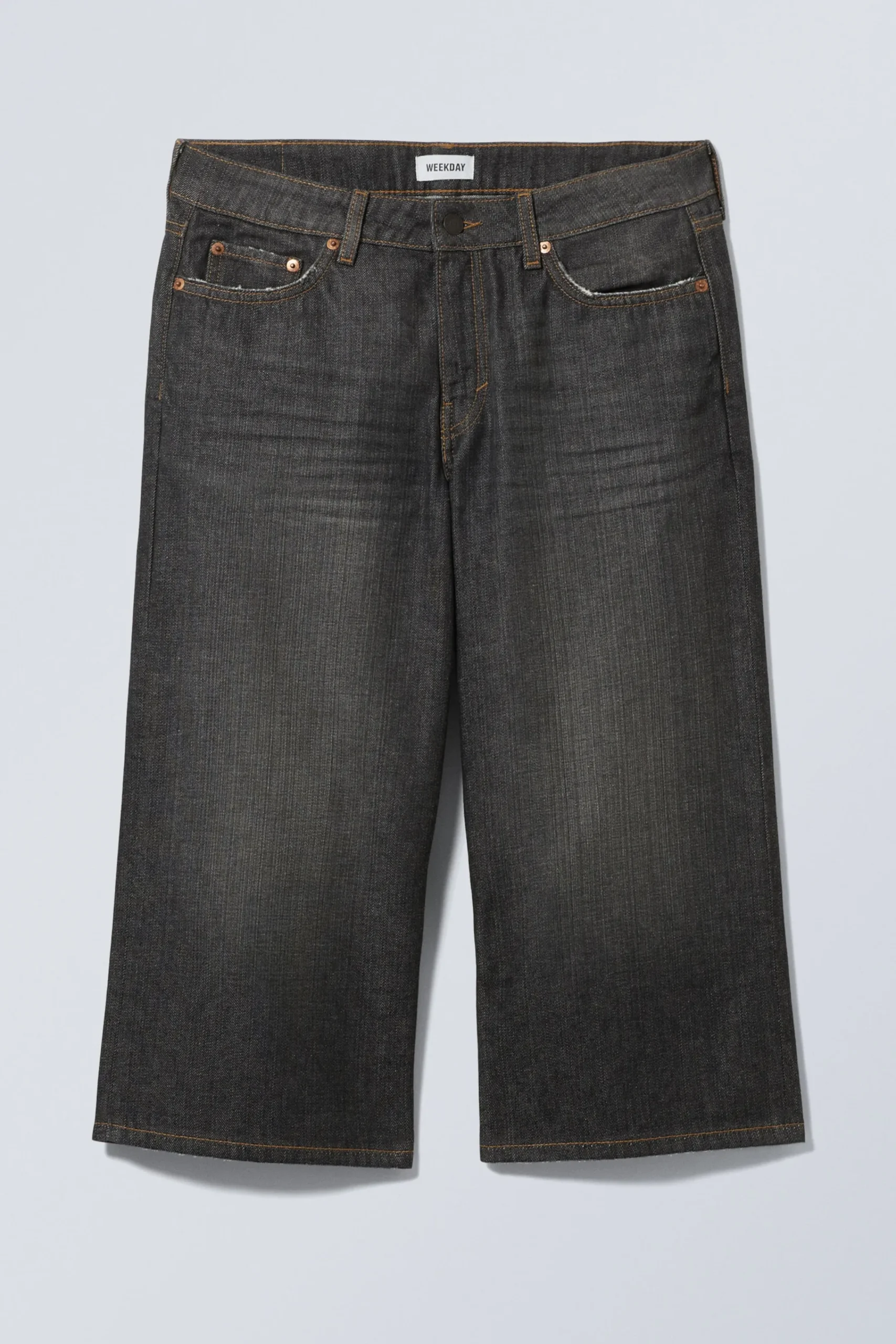 ample_lga_jeansshorts_med_ls_passform_2.webp Weekday Shorts<AMPLE LÅGA JEANSSHORTS MED LÖS PASSFORM