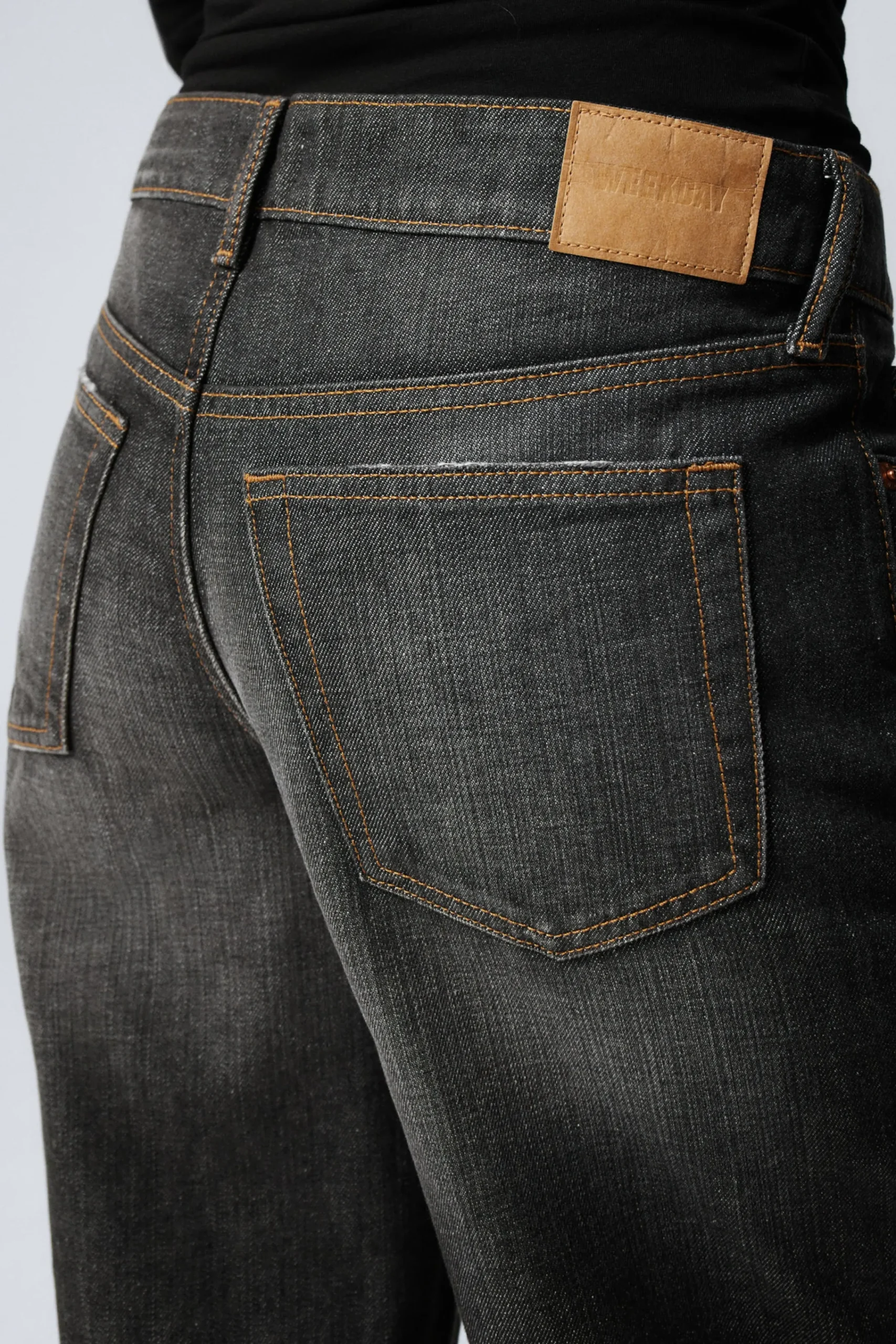 ample_lga_jeansshorts_med_ls_passform_3.webp Weekday Shorts<AMPLE LÅGA JEANSSHORTS MED LÖS PASSFORM