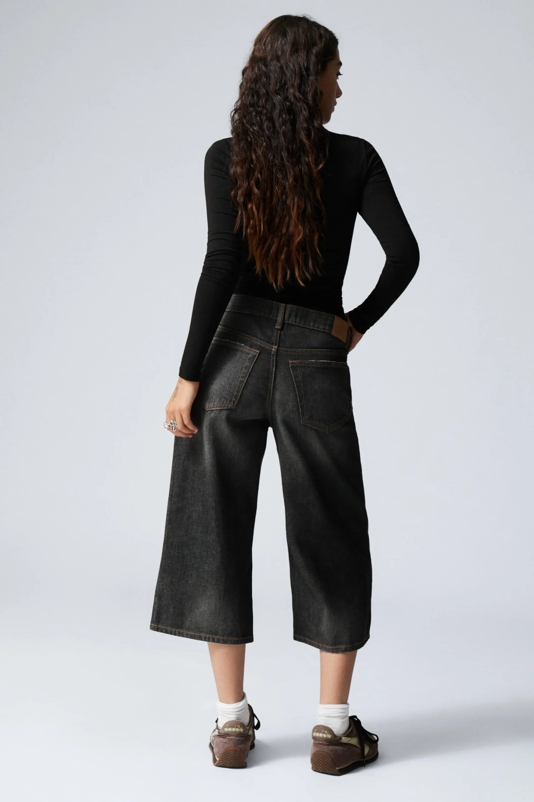 ample_lga_jeansshorts_med_ls_passform_4.webp Weekday Shorts<AMPLE LÅGA JEANSSHORTS MED LÖS PASSFORM