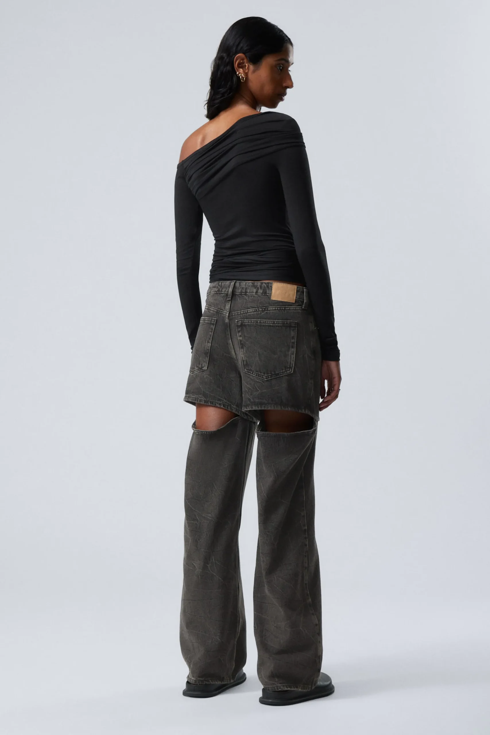 ample_lga_lediga_skurna_jeans_3.webp Weekday Jeans<AMPLE LÅGA LEDIGA SKURNA JEANS