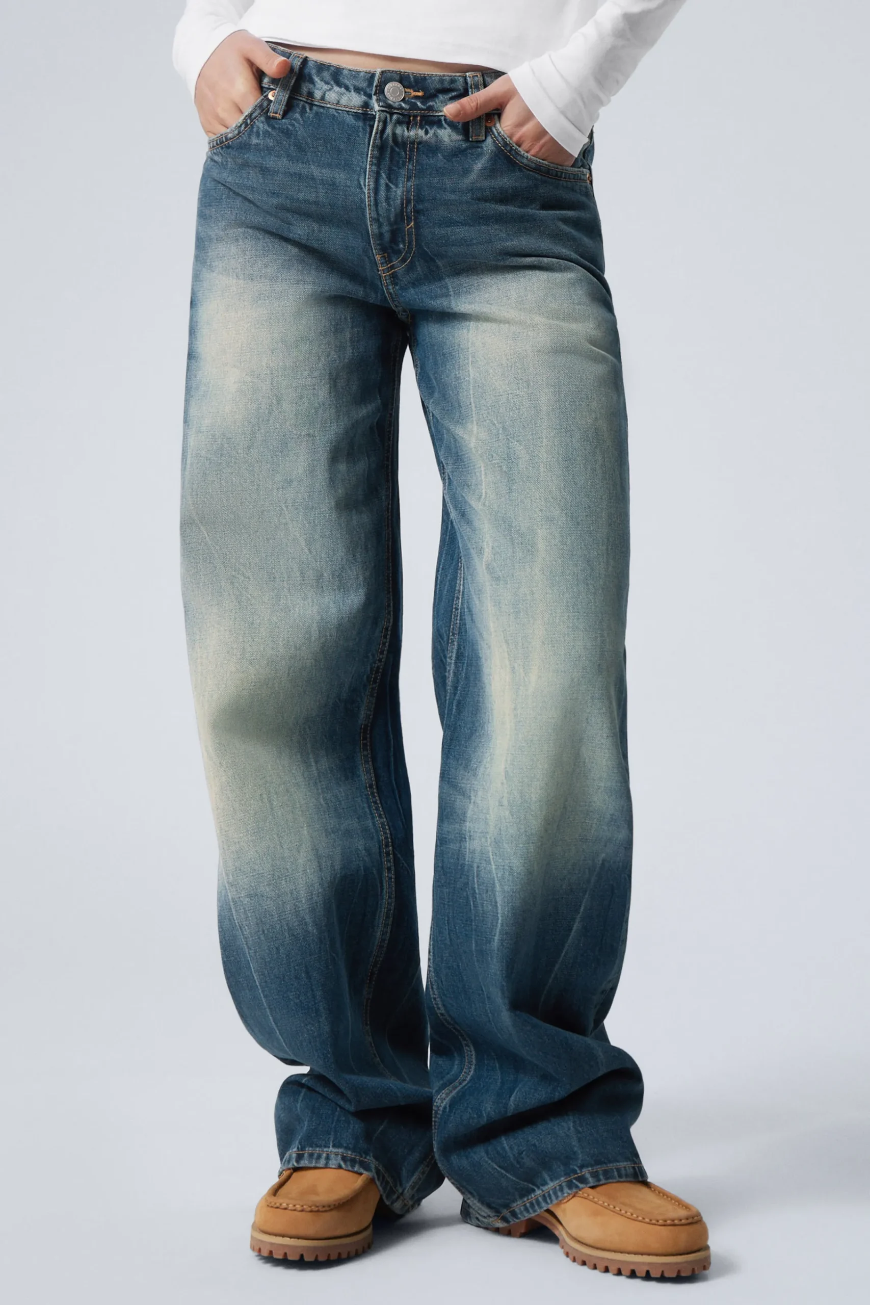 Weekday Jeans<AMPLE LOW WAIST LOOSE WIDE LEG JEANS