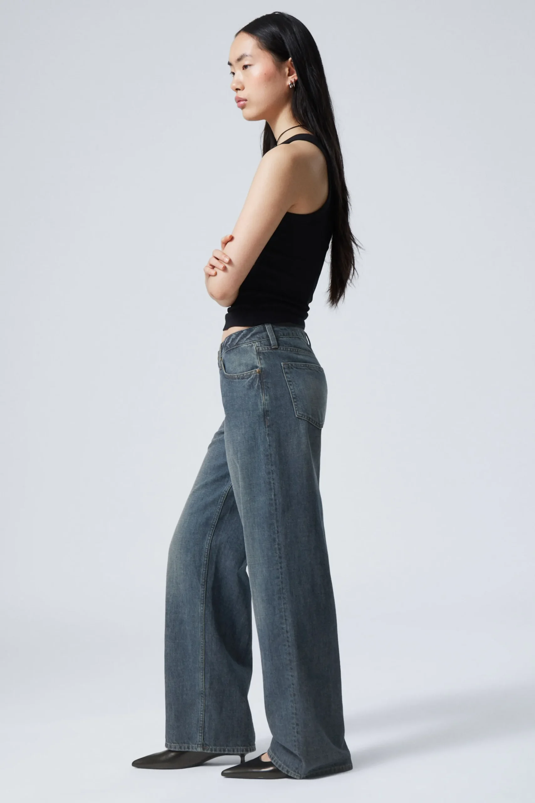 ample_low_waist_loose_wide_leg_jeans_3-1.webp Weekday Jeans<AMPLE LOW WAIST LOOSE WIDE LEG JEANS