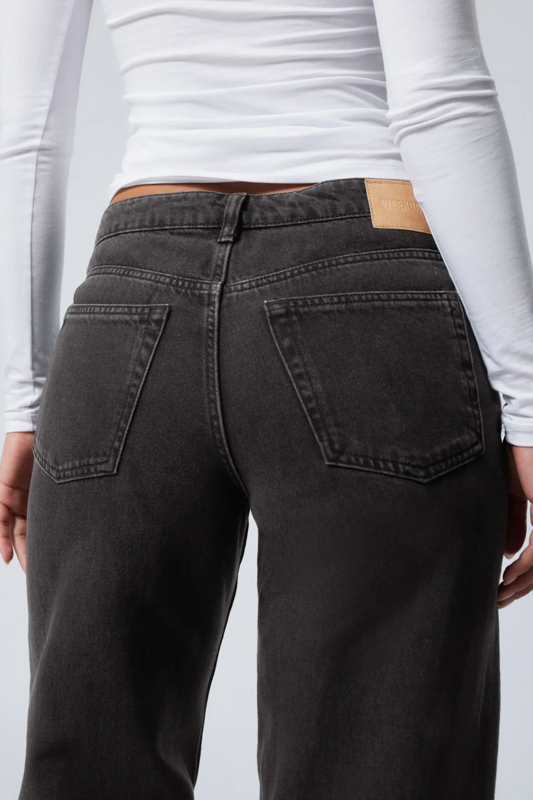ample_low_waist_loose_wide_leg_jeans_3-2.webp Weekday Jeans<AMPLE LOW WAIST LOOSE WIDE LEG JEANS