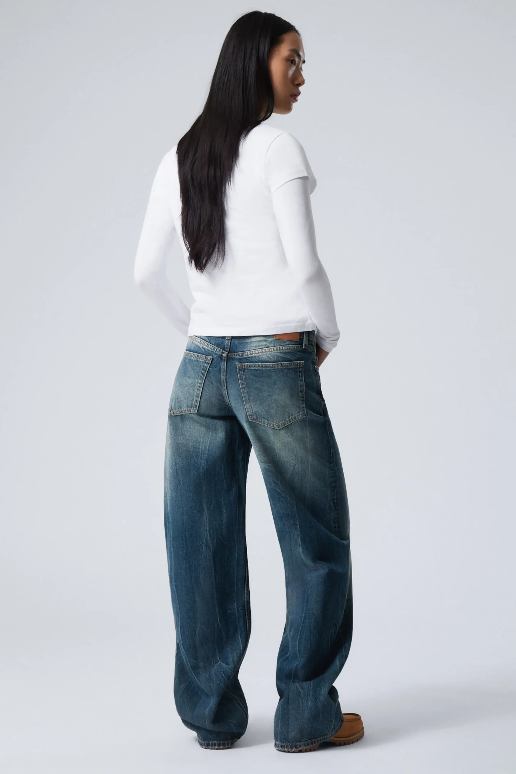 ample_low_waist_loose_wide_leg_jeans_3-3.webp Weekday Jeans<AMPLE LOW WAIST LOOSE WIDE LEG JEANS