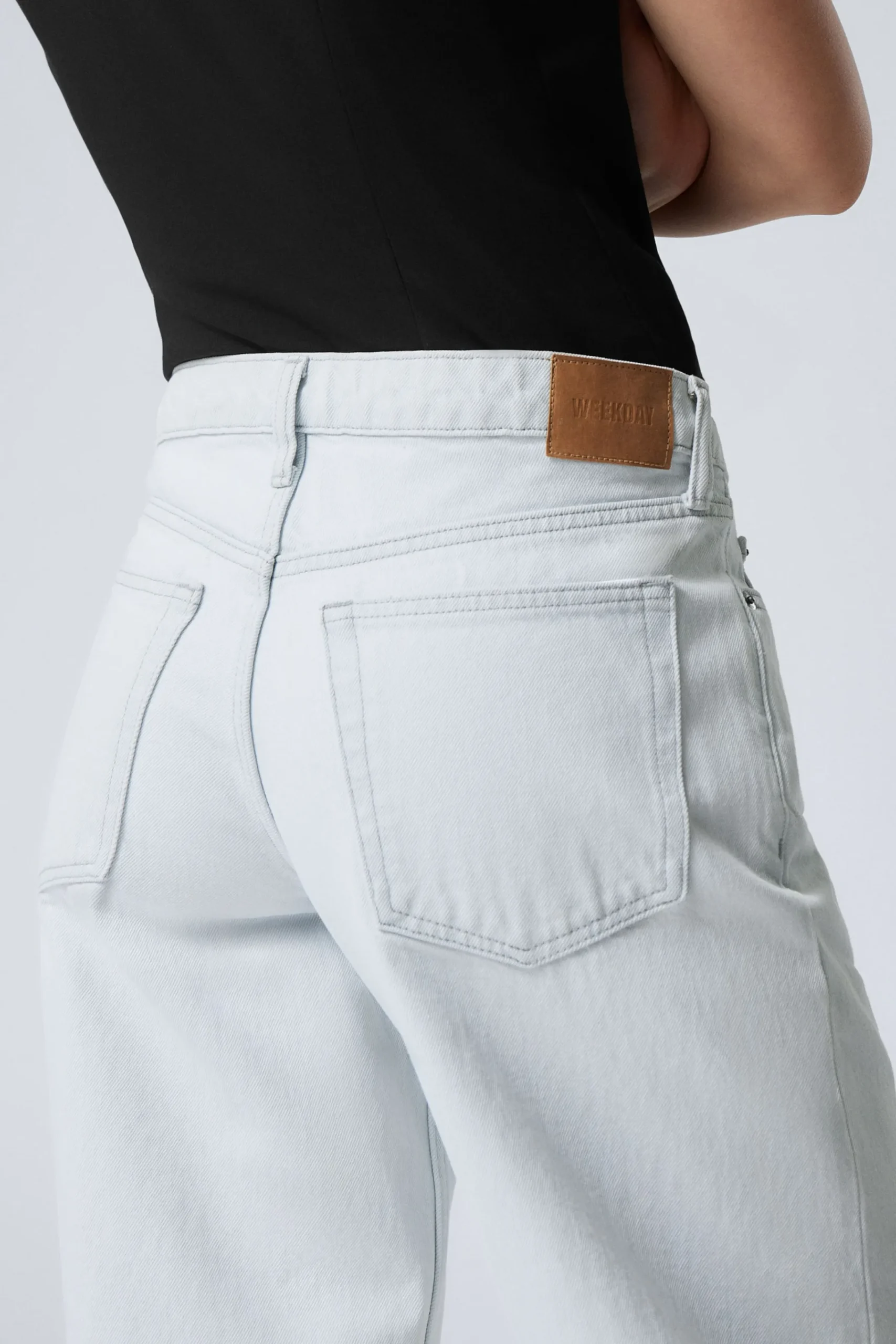 ample_low_waist_loose_wide_leg_jeans_3-4.webp Weekday Jeans<AMPLE LOW WAIST LOOSE WIDE LEG JEANS