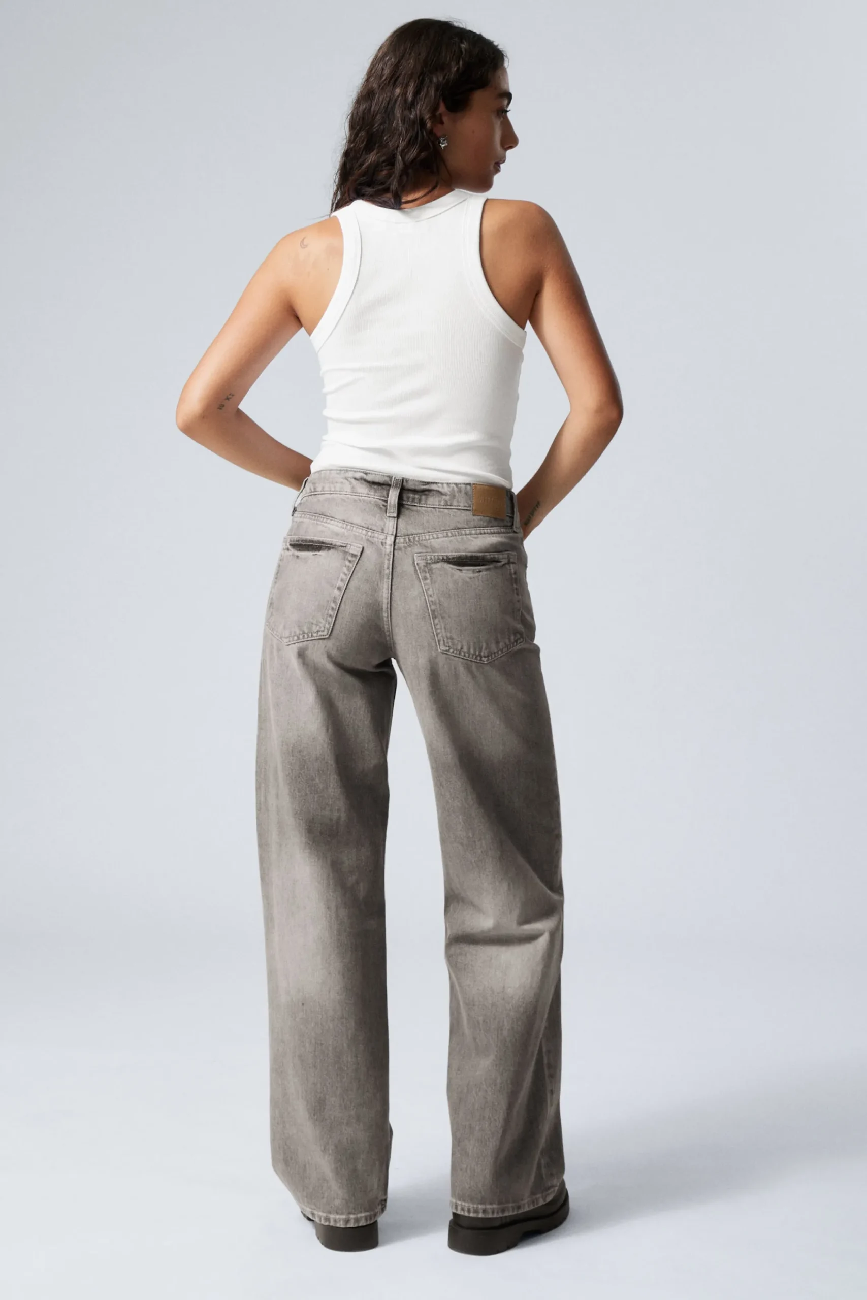 ample_low_waist_loose_wide_leg_jeans_3-6.webp Weekday Jeans<AMPLE LOW WAIST LOOSE WIDE LEG JEANS
