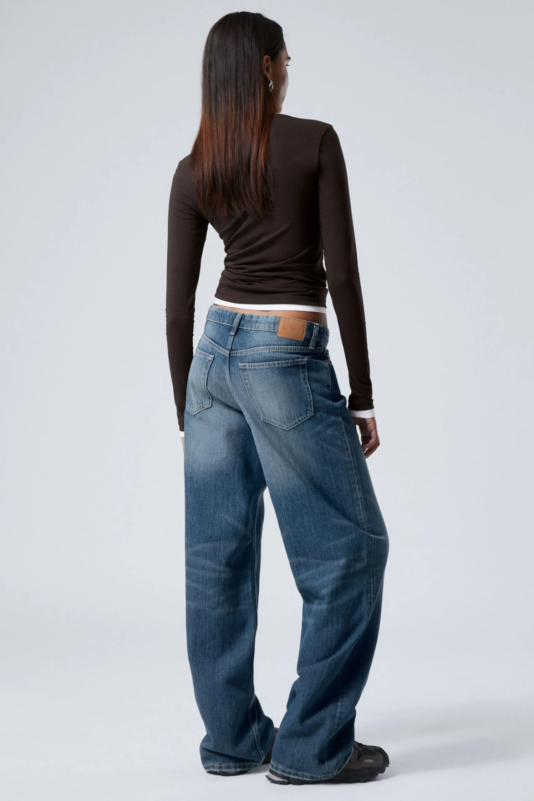 ample_low_waist_loose_wide_leg_jeans_3-7.webp Weekday Jeans<AMPLE LOW WAIST LOOSE WIDE LEG JEANS