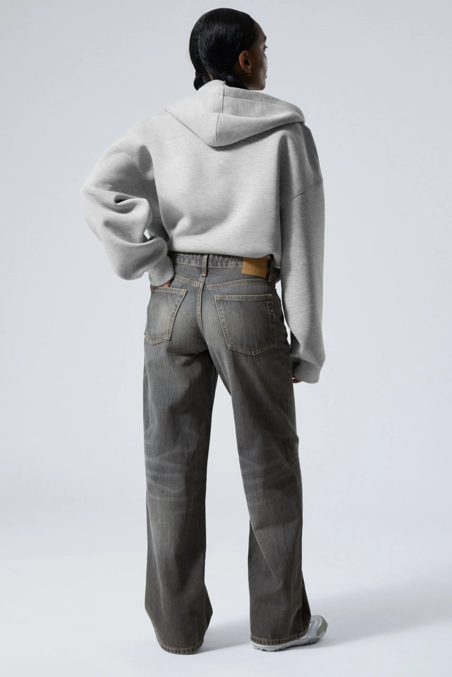 ample_low_waist_loose_wide_leg_jeans_3-8.webp Weekday Jeans<AMPLE LOW WAIST LOOSE WIDE LEG JEANS