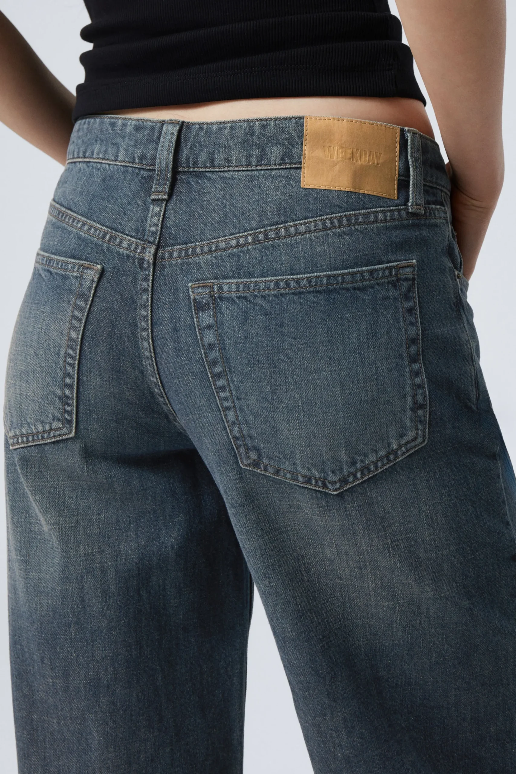ample_low_waist_loose_wide_leg_jeans_4-1.webp Weekday Jeans<AMPLE LOW WAIST LOOSE WIDE LEG JEANS