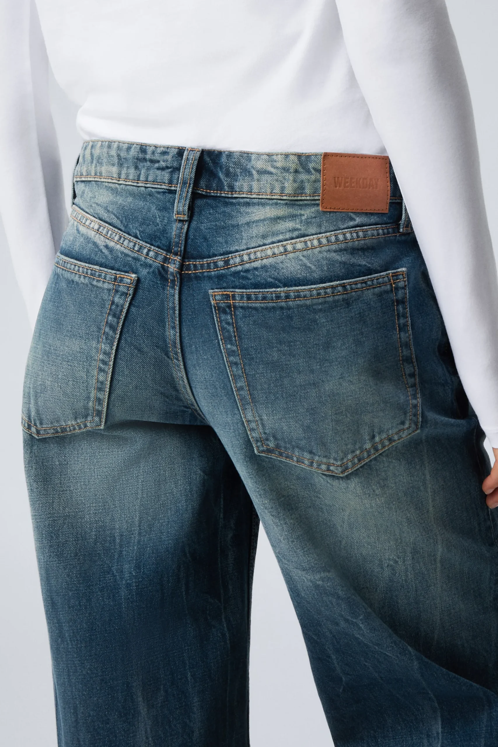 ample_low_waist_loose_wide_leg_jeans_4-3.webp Weekday Jeans<AMPLE LOW WAIST LOOSE WIDE LEG JEANS