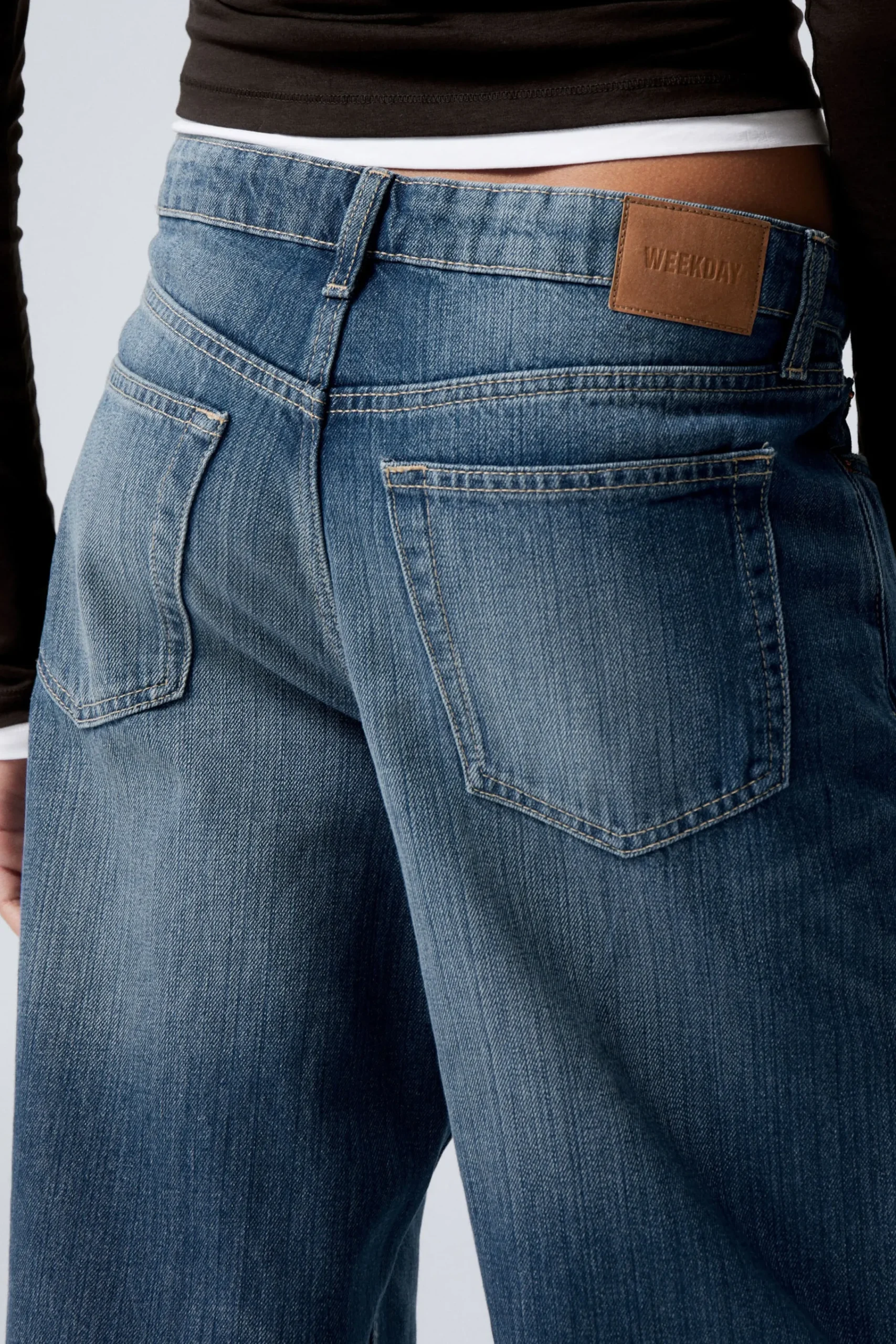 ample_low_waist_loose_wide_leg_jeans_4-7.webp Weekday Jeans<AMPLE LOW WAIST LOOSE WIDE LEG JEANS