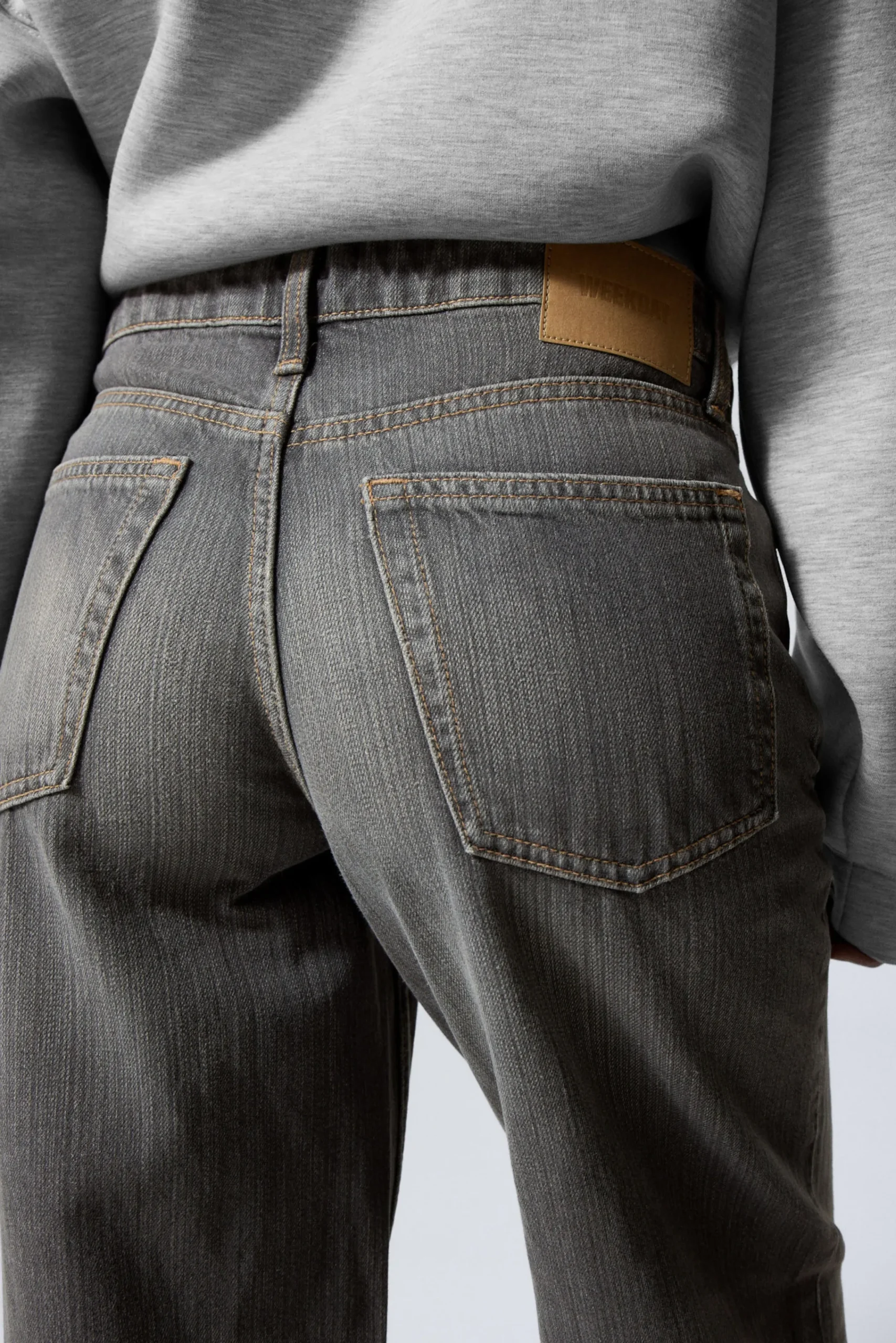 ample_low_waist_loose_wide_leg_jeans_4-8.webp Weekday Jeans<AMPLE LOW WAIST LOOSE WIDE LEG JEANS