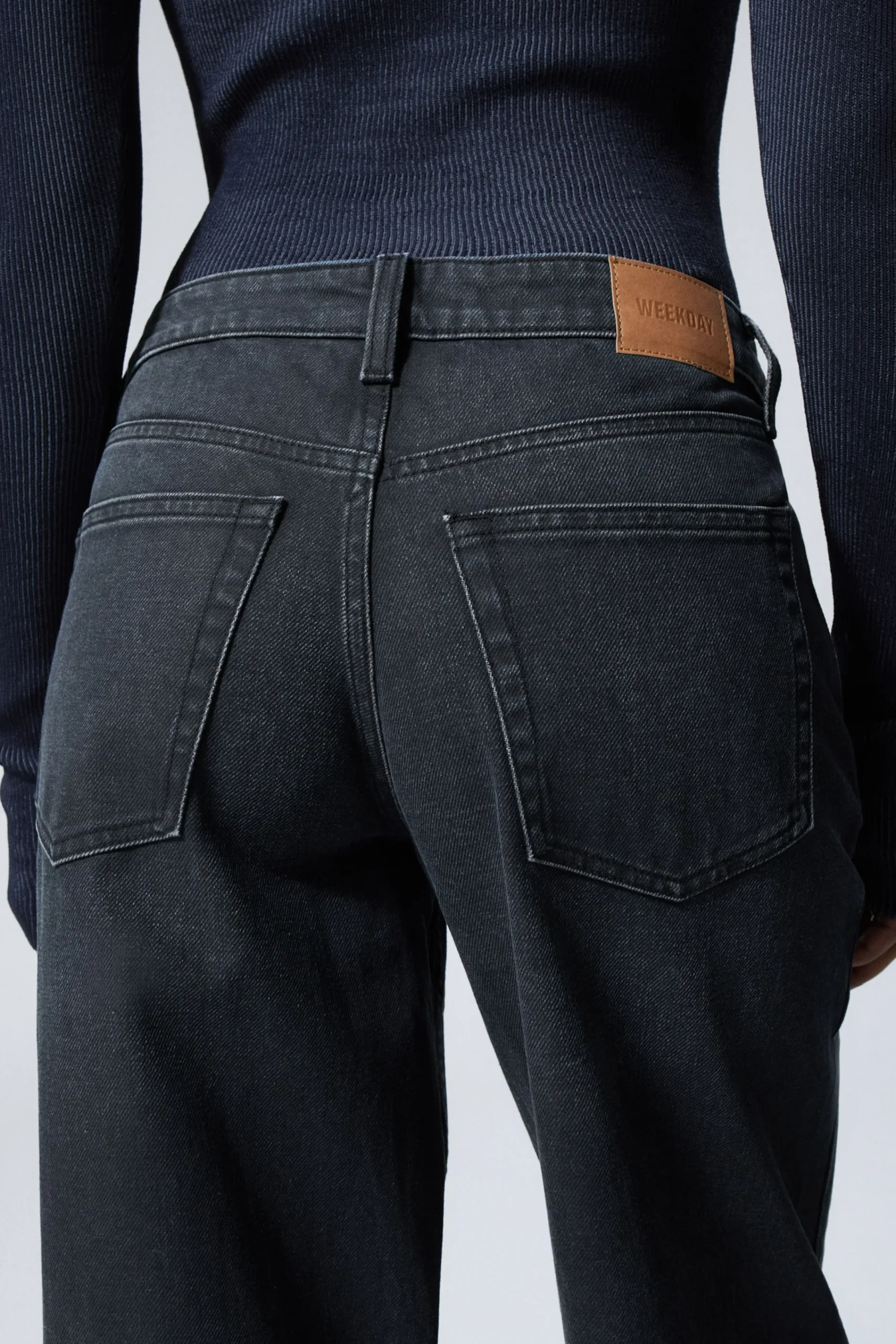 ample_low_waist_loose_wide_leg_jeans_4.webp Weekday Jeans<AMPLE LOW WAIST LOOSE WIDE LEG JEANS