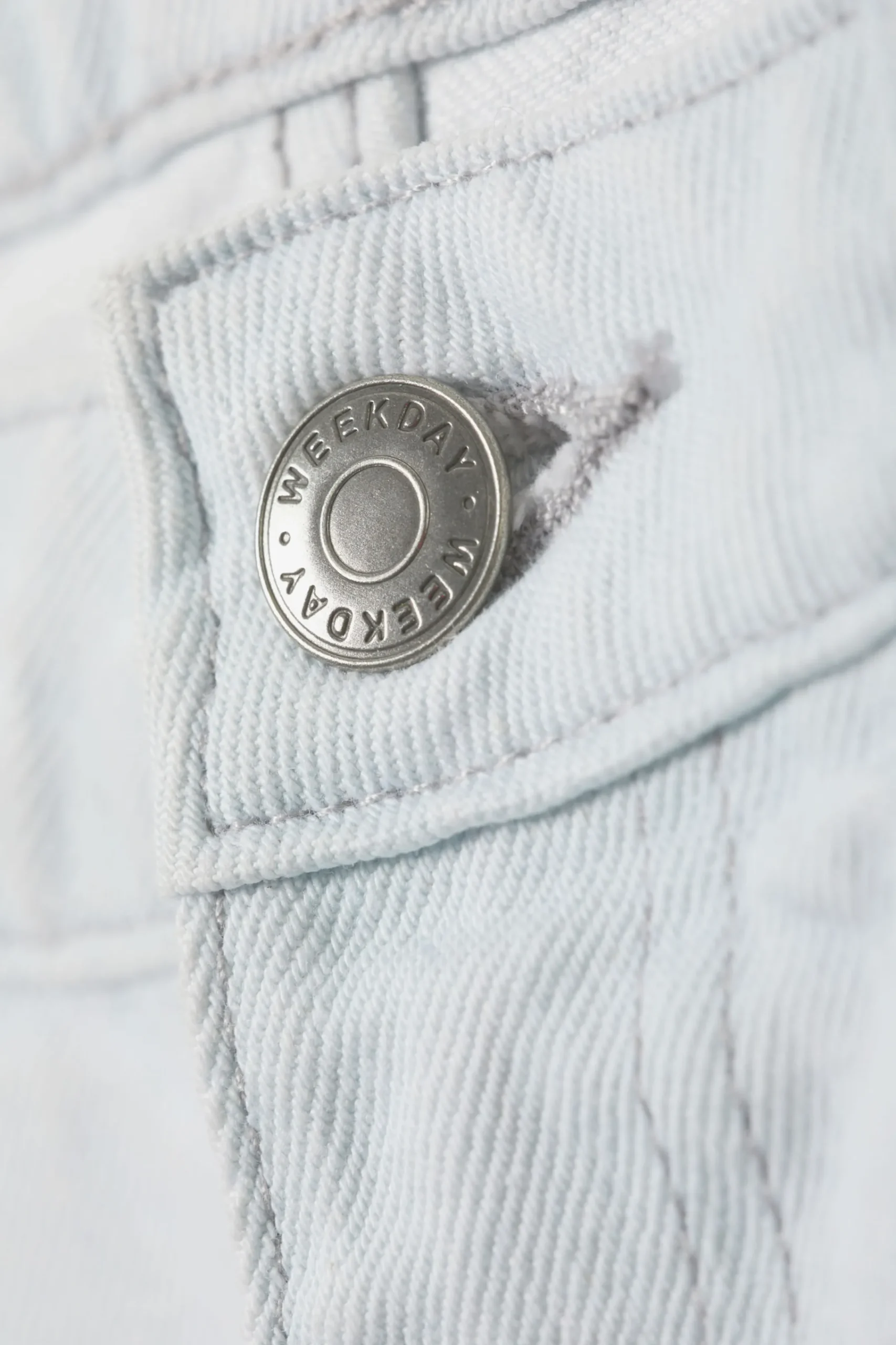 ample_low_waist_loose_wide_leg_jeans_5-4.webp Weekday Jeans<AMPLE LOW WAIST LOOSE WIDE LEG JEANS