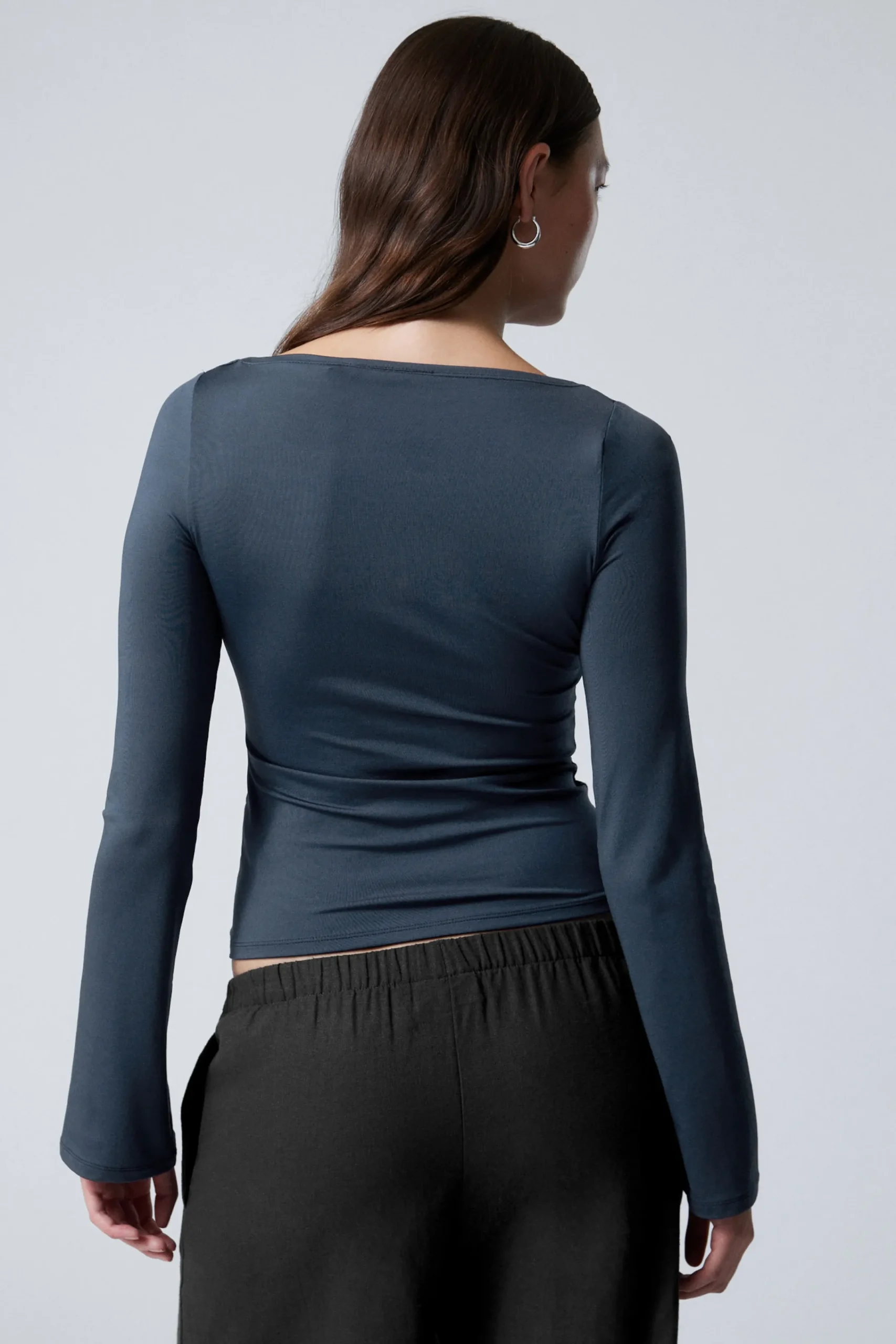 annie_boatneck_lngrmad_topp_3.webp Weekday Toppar<ANNIE BOATNECK LÅNGÄRMAD TOPP
