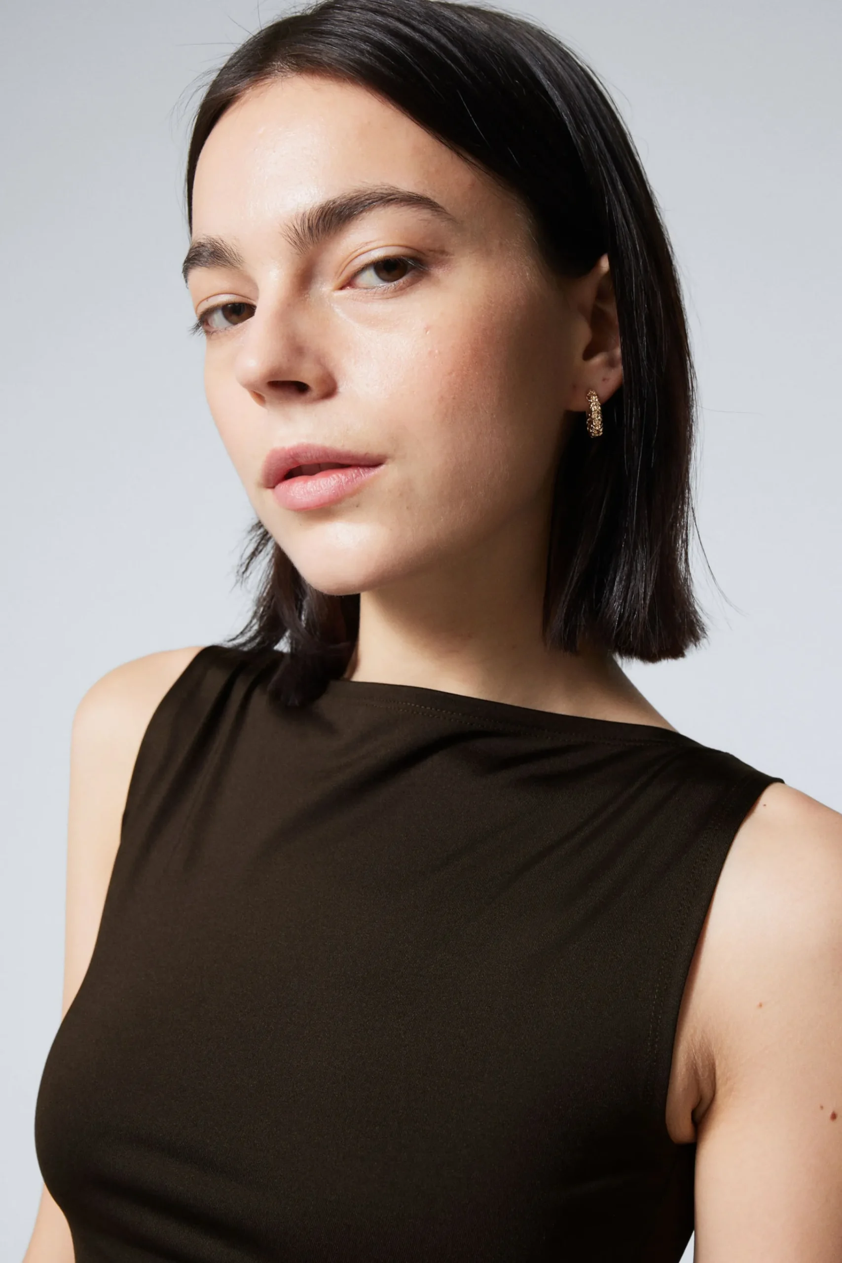 annie_boatneck_sleeveless_top_1-2.webp Weekday Toppar<ANNIE BOATNECK SLEEVELESS TOP