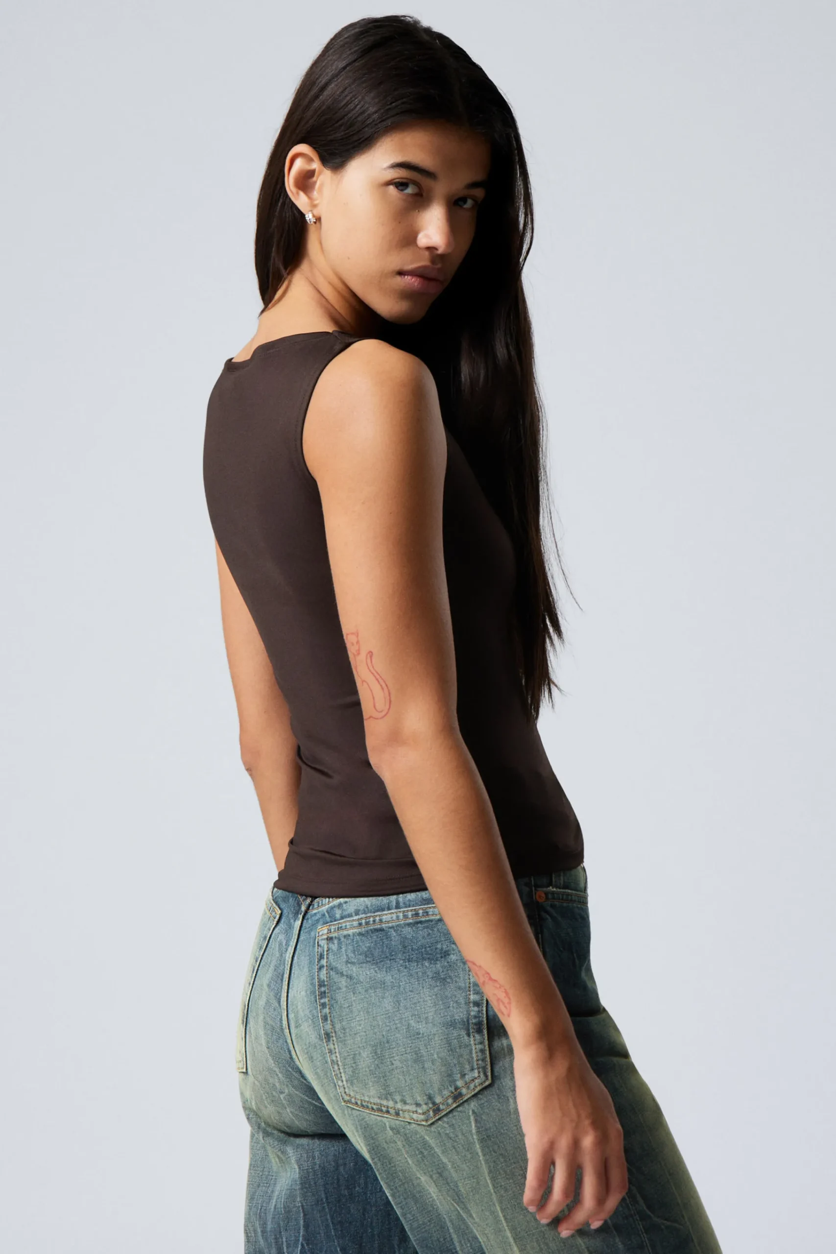 annie_boatneck_sleeveless_top_3.webp Weekday Toppar<ANNIE BOATNECK SLEEVELESS TOP