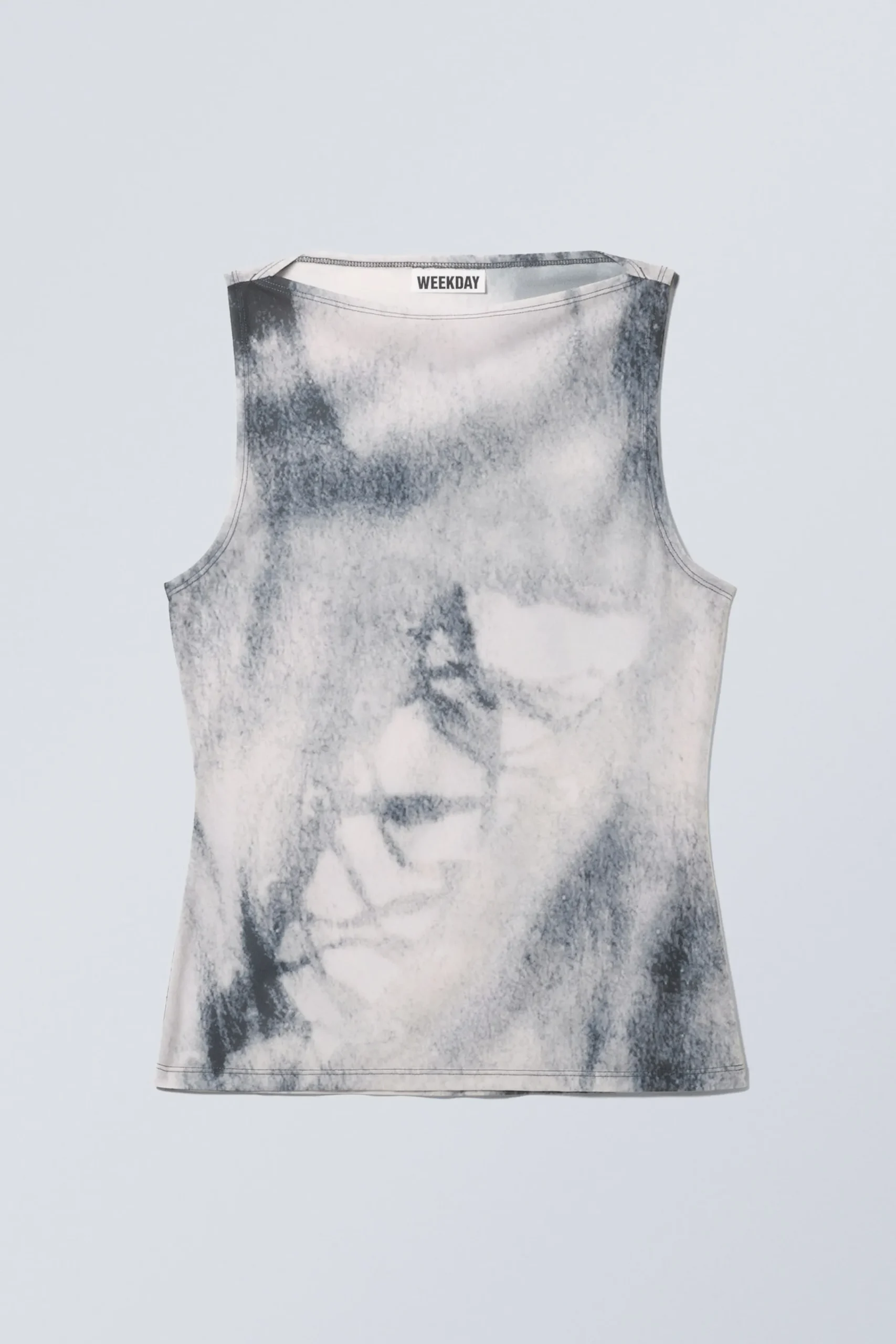annie_rmls_boatneck_topp_med_tryck_2.webp Weekday Toppar<ANNIE ÄRMLÖS BOAT-NECK TOPP MED TRYCK