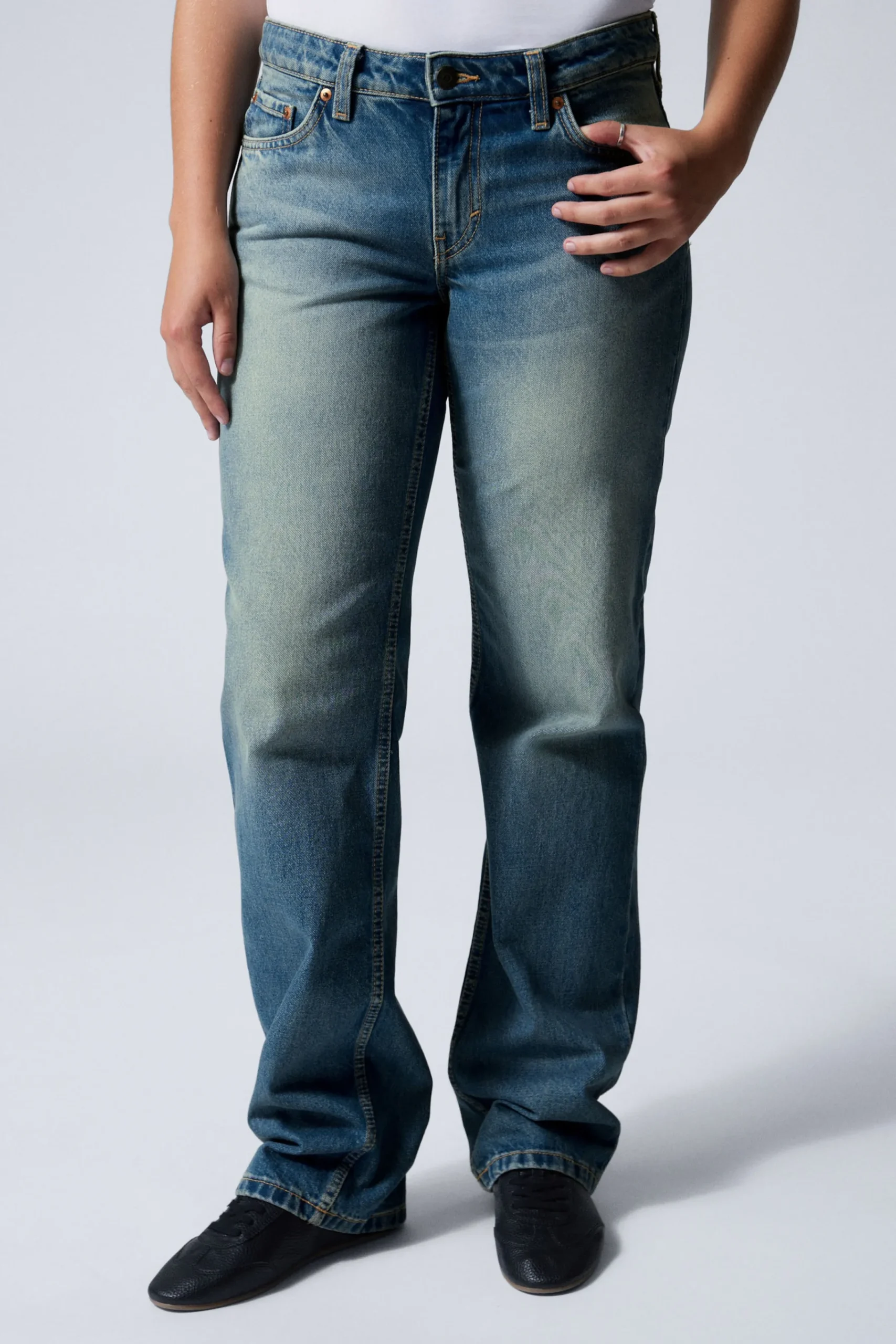 Weekday Jeans<ARROW LOW WAIST REGULAR STRAIGHT LEG JEANS