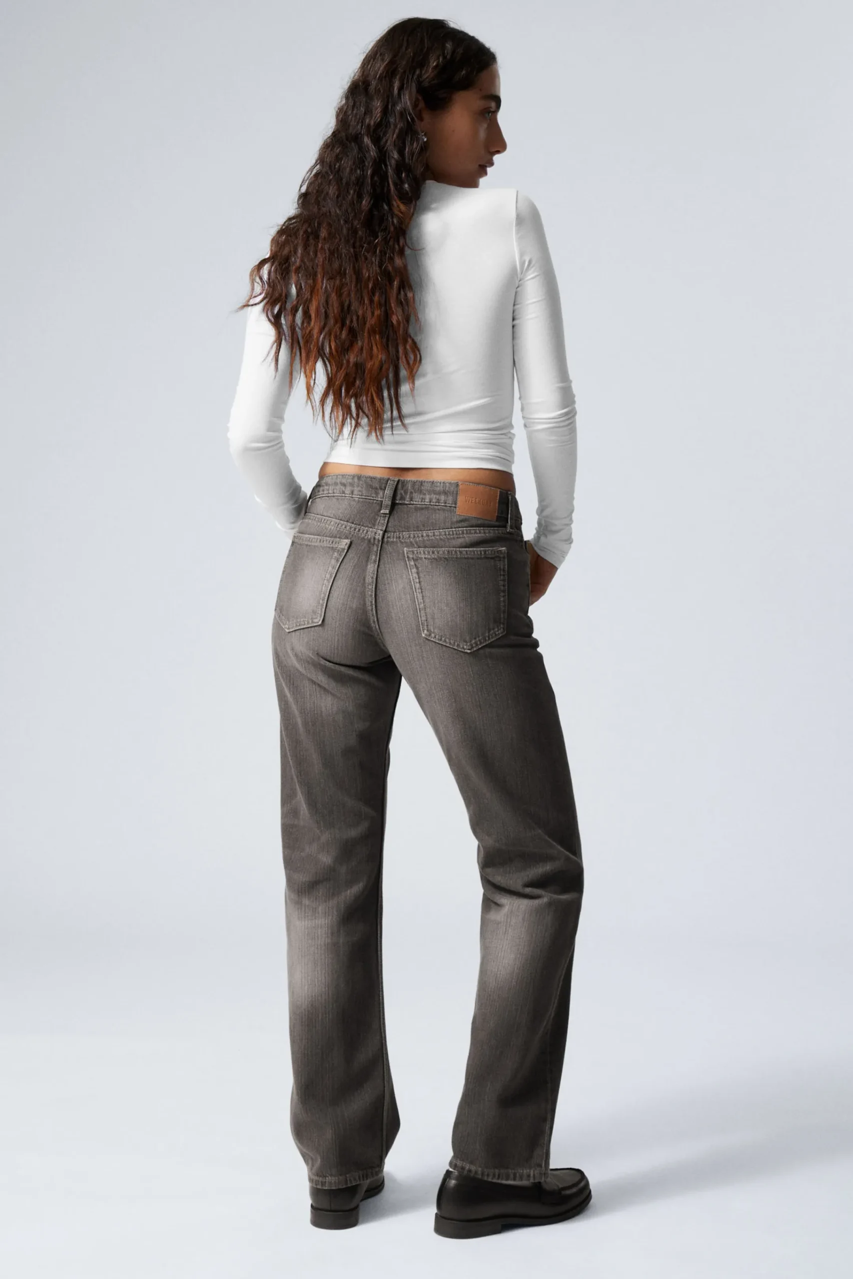 arrow_low_waist_regular_straight_leg_jeans_3-3.webp Weekday Jeans<ARROW LOW WAIST REGULAR STRAIGHT LEG JEANS