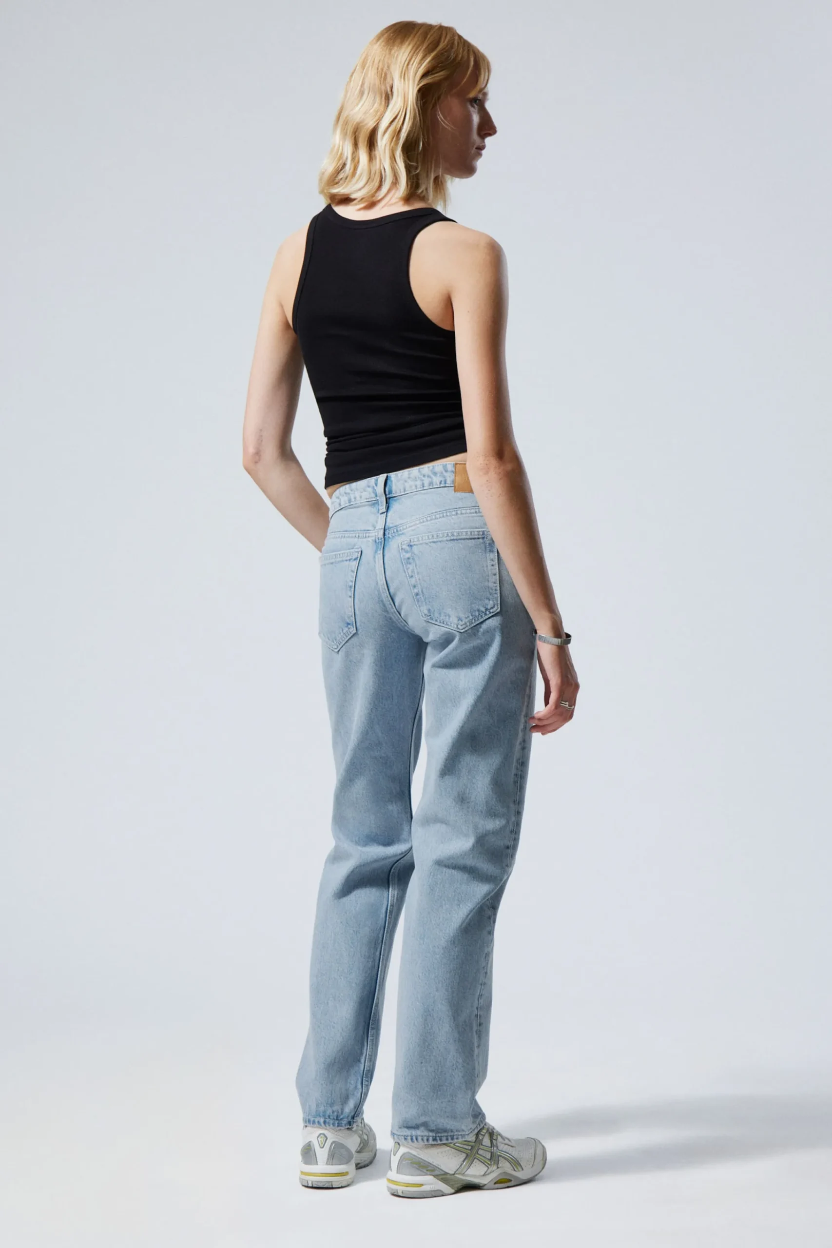 arrow_low_waist_regular_straight_leg_jeans_3-5.webp Weekday Jeans<ARROW LOW WAIST REGULAR STRAIGHT LEG JEANS