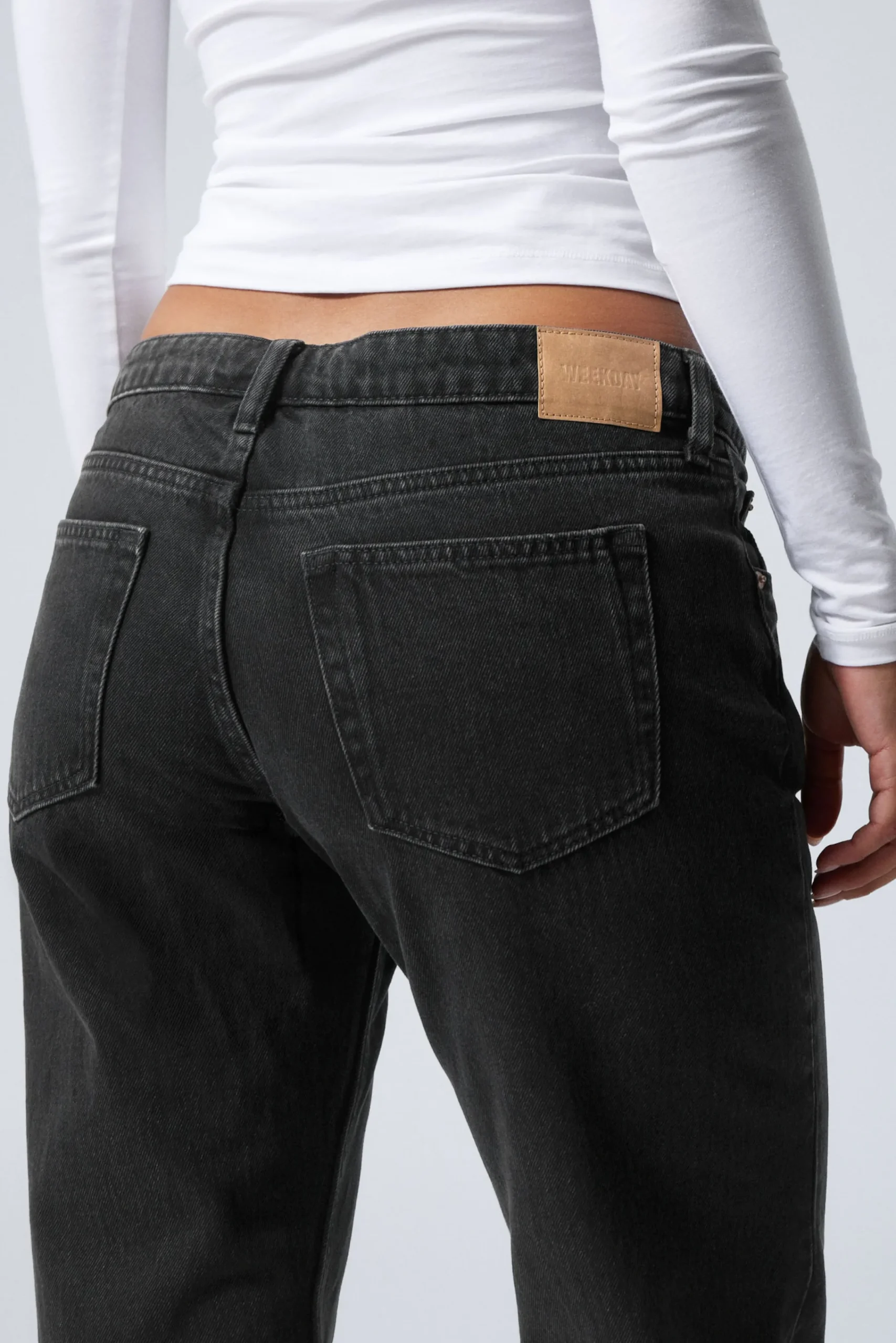 arrow_low_waist_regular_straight_leg_jeans_3.webp Weekday Jeans<ARROW LOW WAIST REGULAR STRAIGHT LEG JEANS