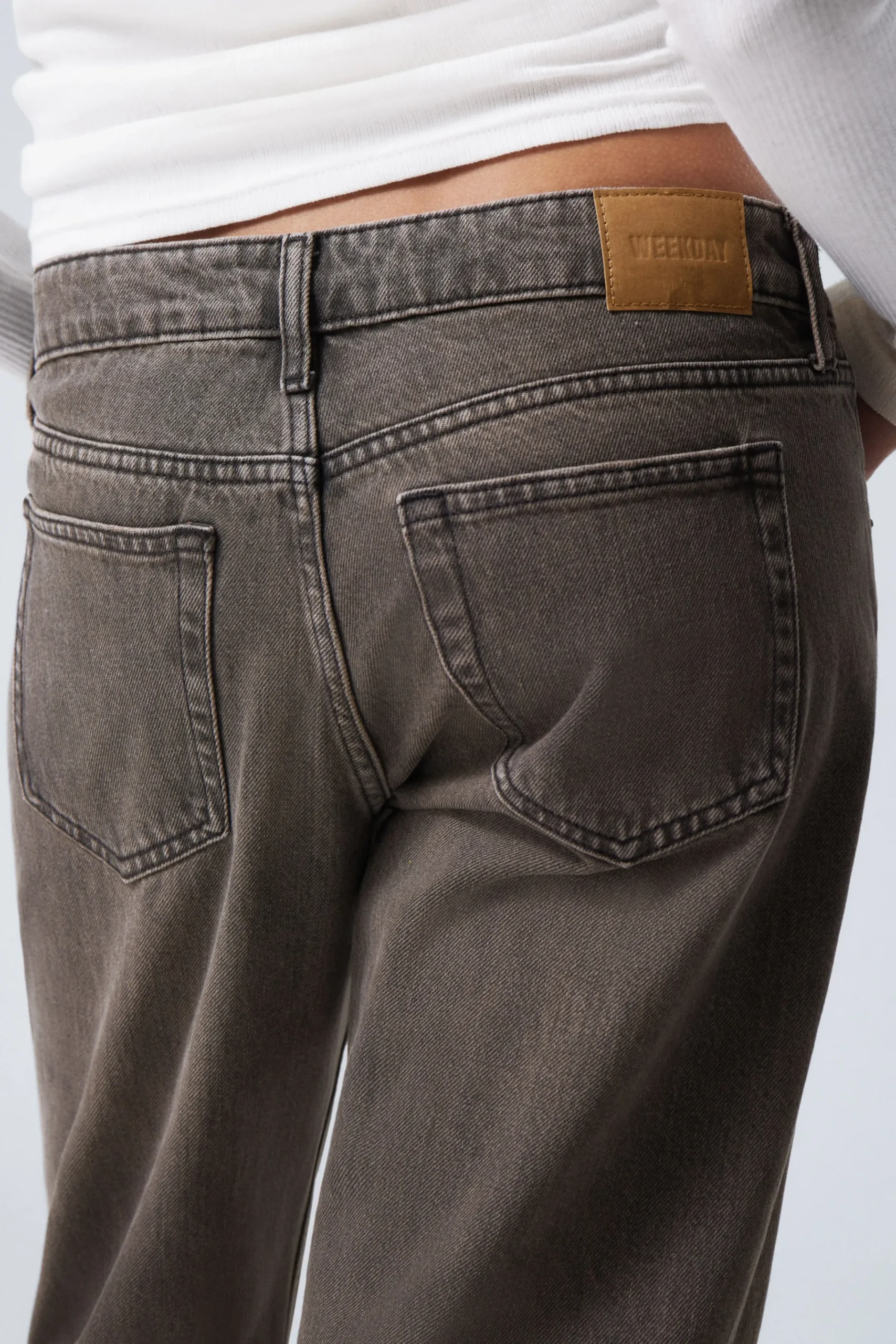 arrow_low_waist_regular_straight_leg_jeans_4-2.webp Weekday Jeans<ARROW LOW WAIST REGULAR STRAIGHT LEG JEANS