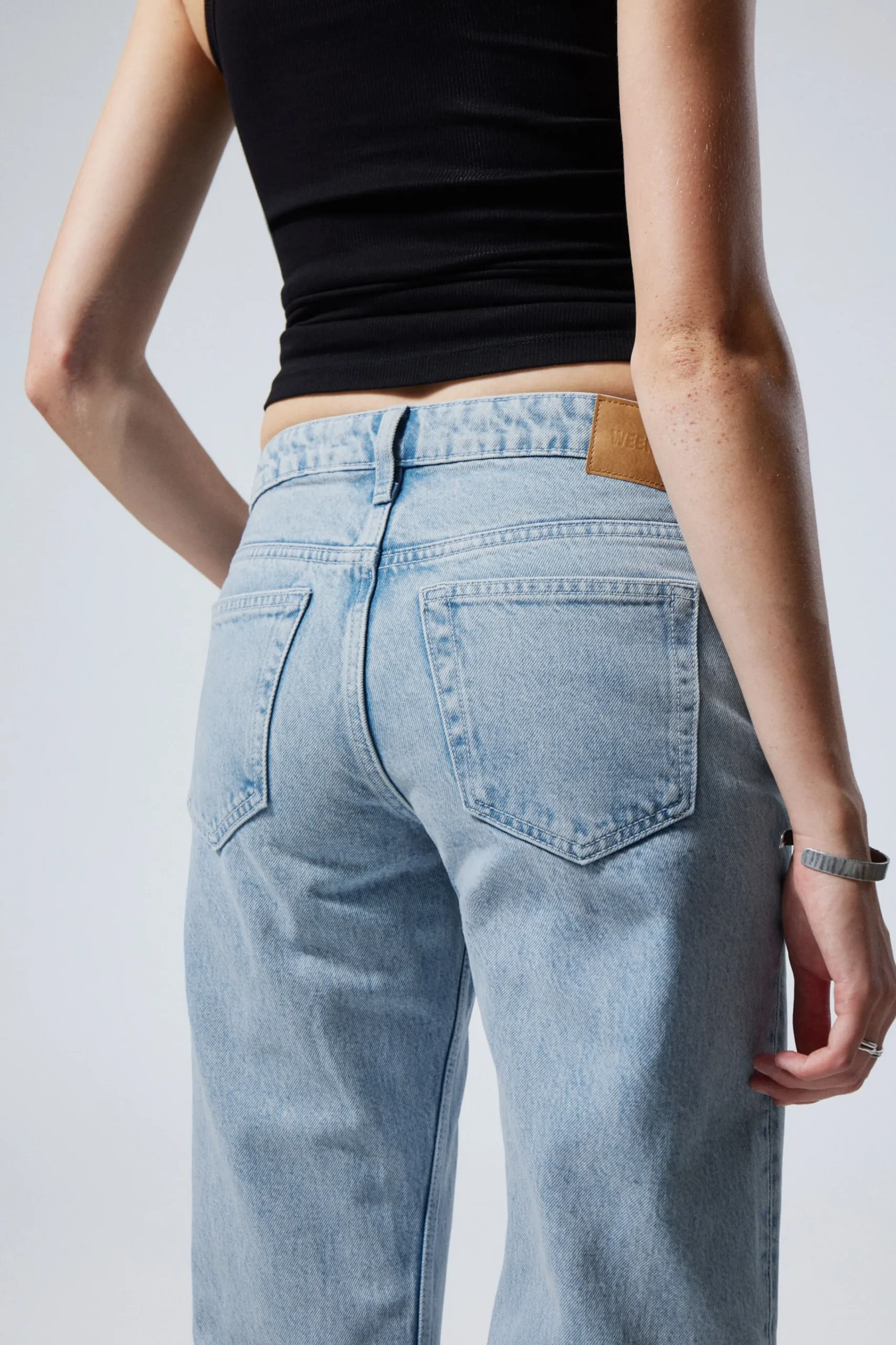 arrow_low_waist_regular_straight_leg_jeans_4-5.webp Weekday Jeans<ARROW LOW WAIST REGULAR STRAIGHT LEG JEANS