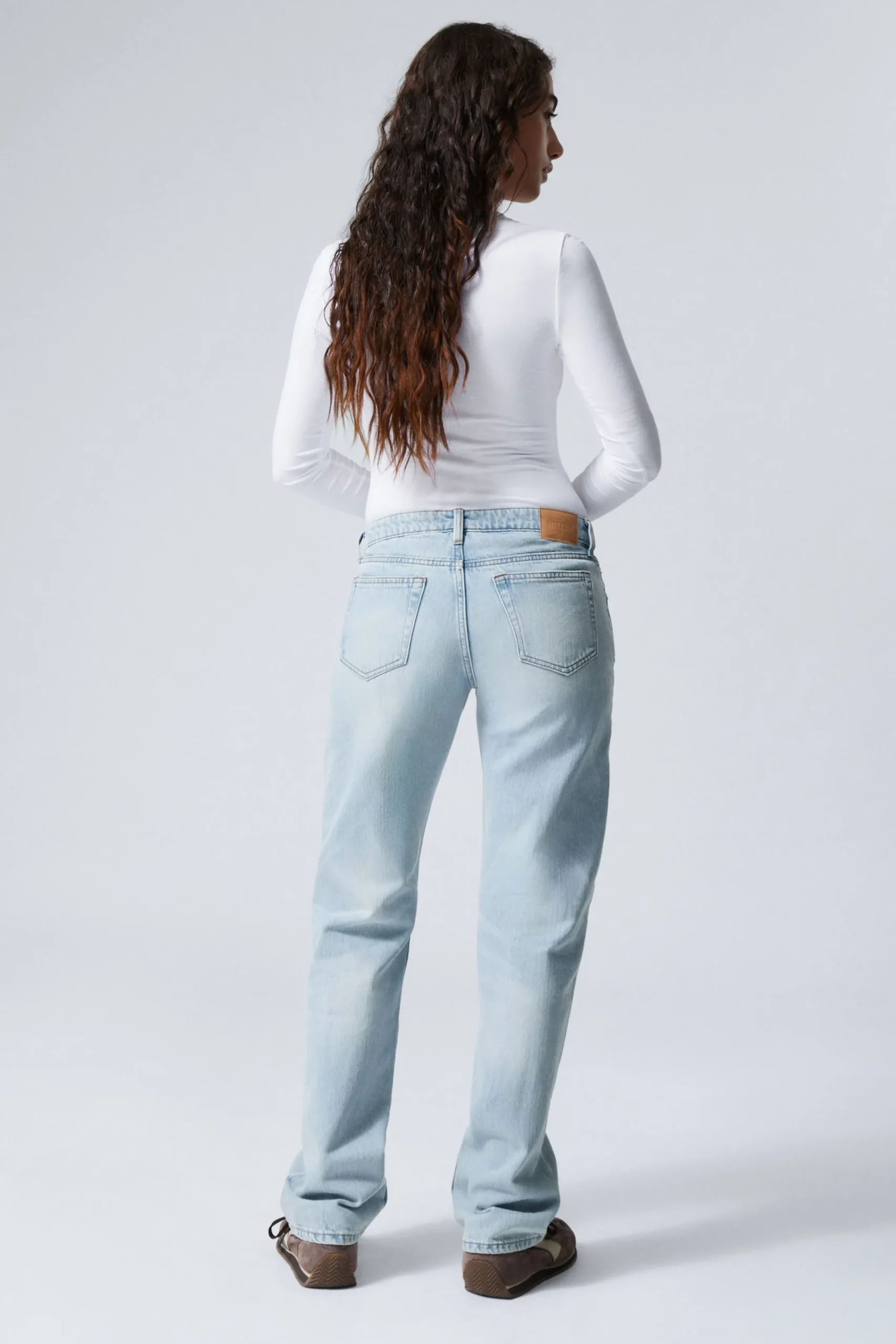 arrow_low_waist_regular_straight_leg_jeans_4-6.webp Weekday Jeans<ARROW LOW WAIST REGULAR STRAIGHT LEG JEANS