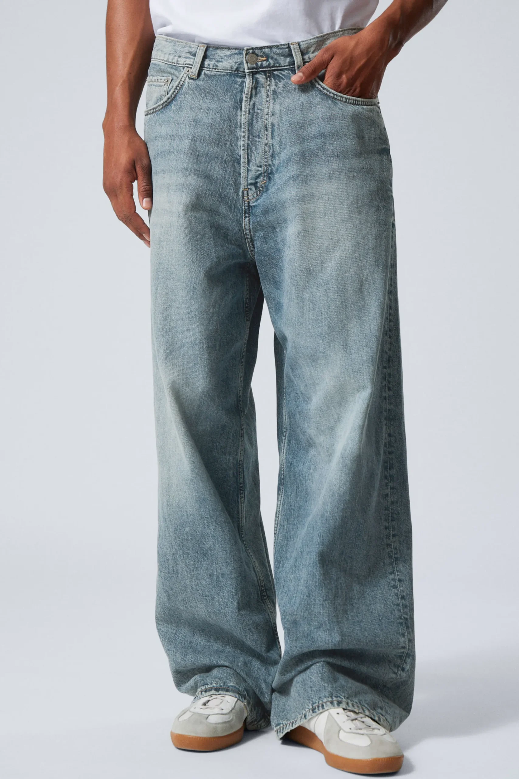 astro_loose_baggy_leg_jeans_3-4.webp Weekday Jeans | Jeans<ASTRO LOOSE BAGGY LEG JEANS