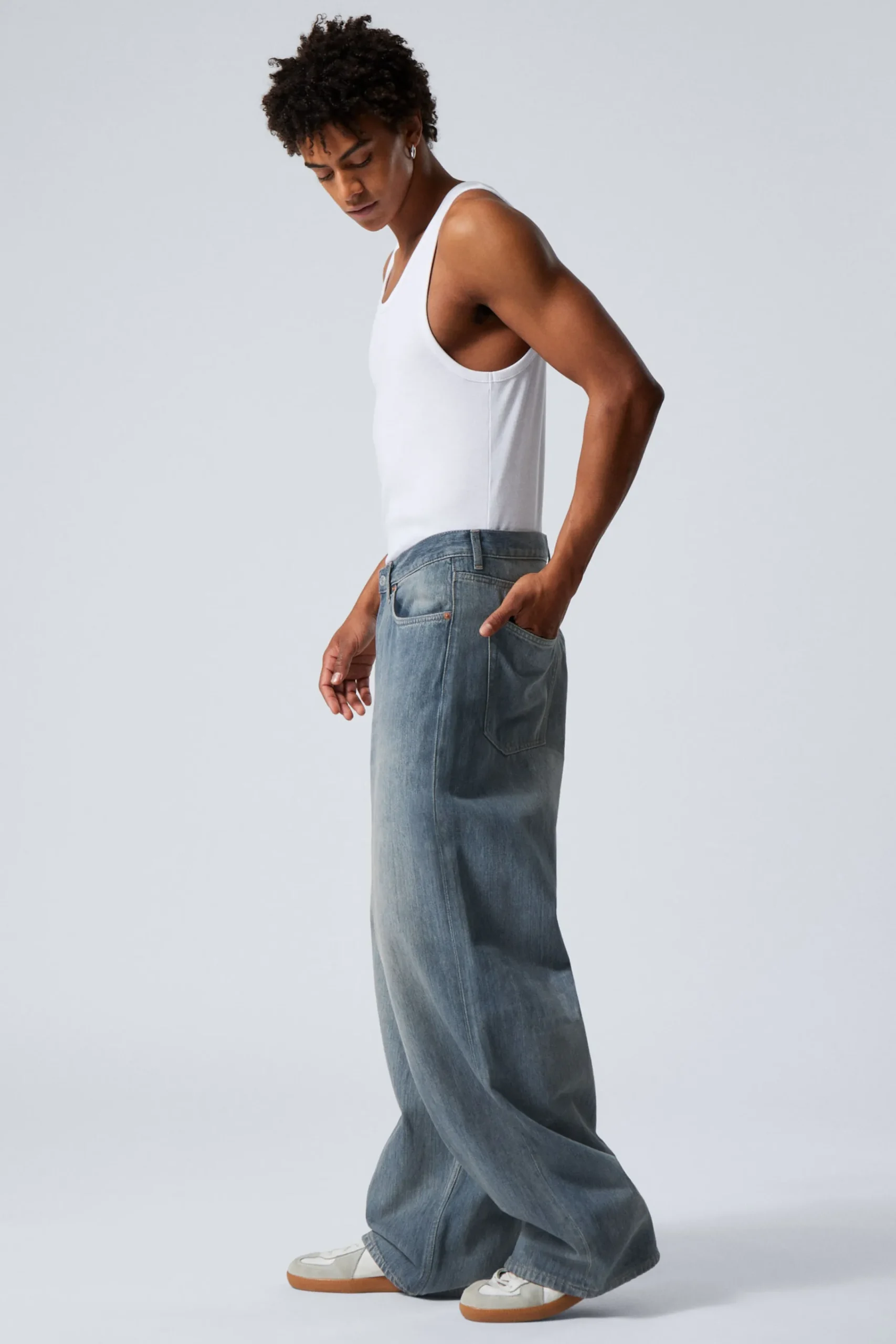 astro_loose_baggy_leg_jeans_5-7.webp Weekday Jeans | Jeans<ASTRO LOOSE BAGGY LEG JEANS