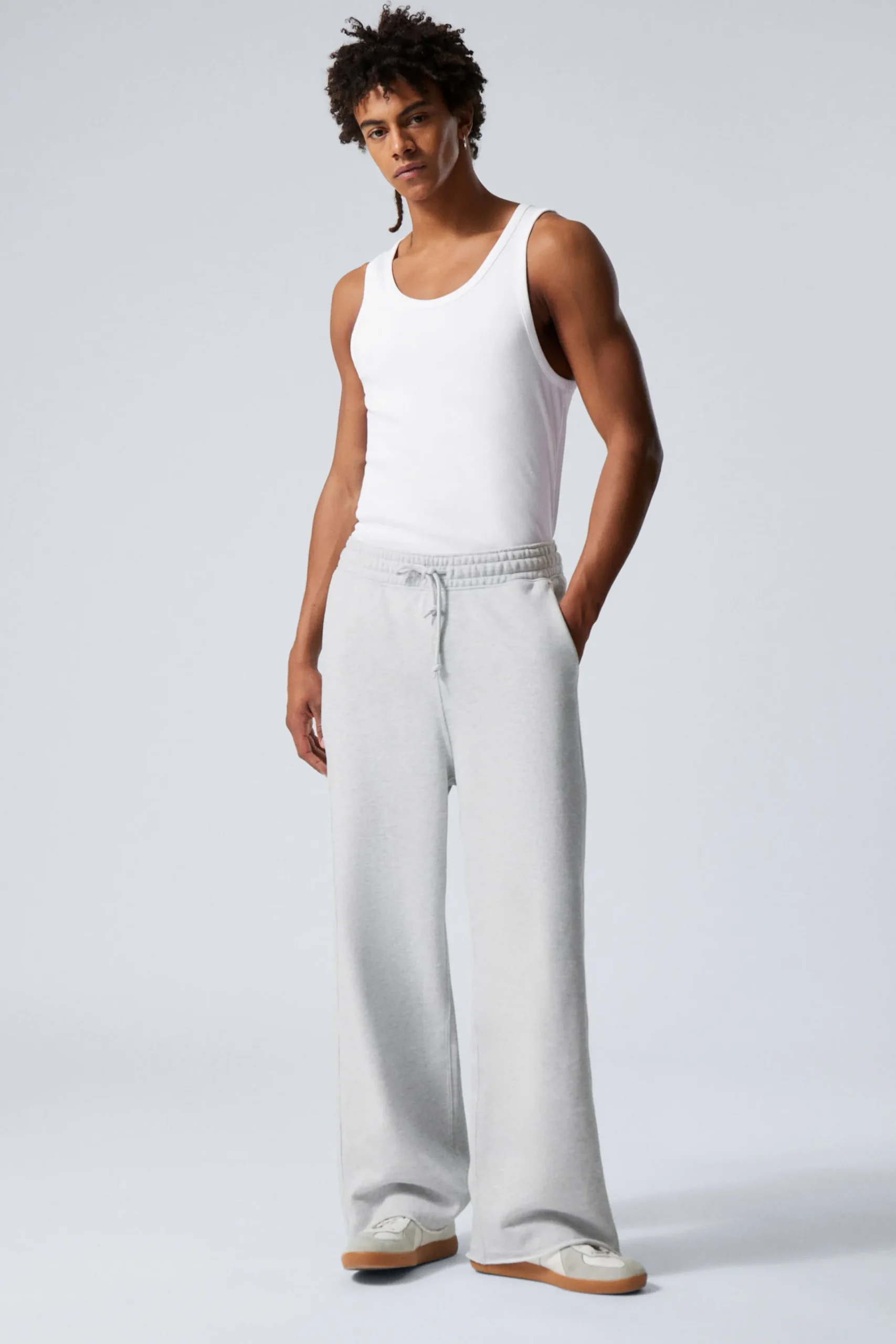 Weekday Basplagg | Byxor<ASTRO SWEATPANTS I BOMULLS-TERRY MED LÖS PASSFORM