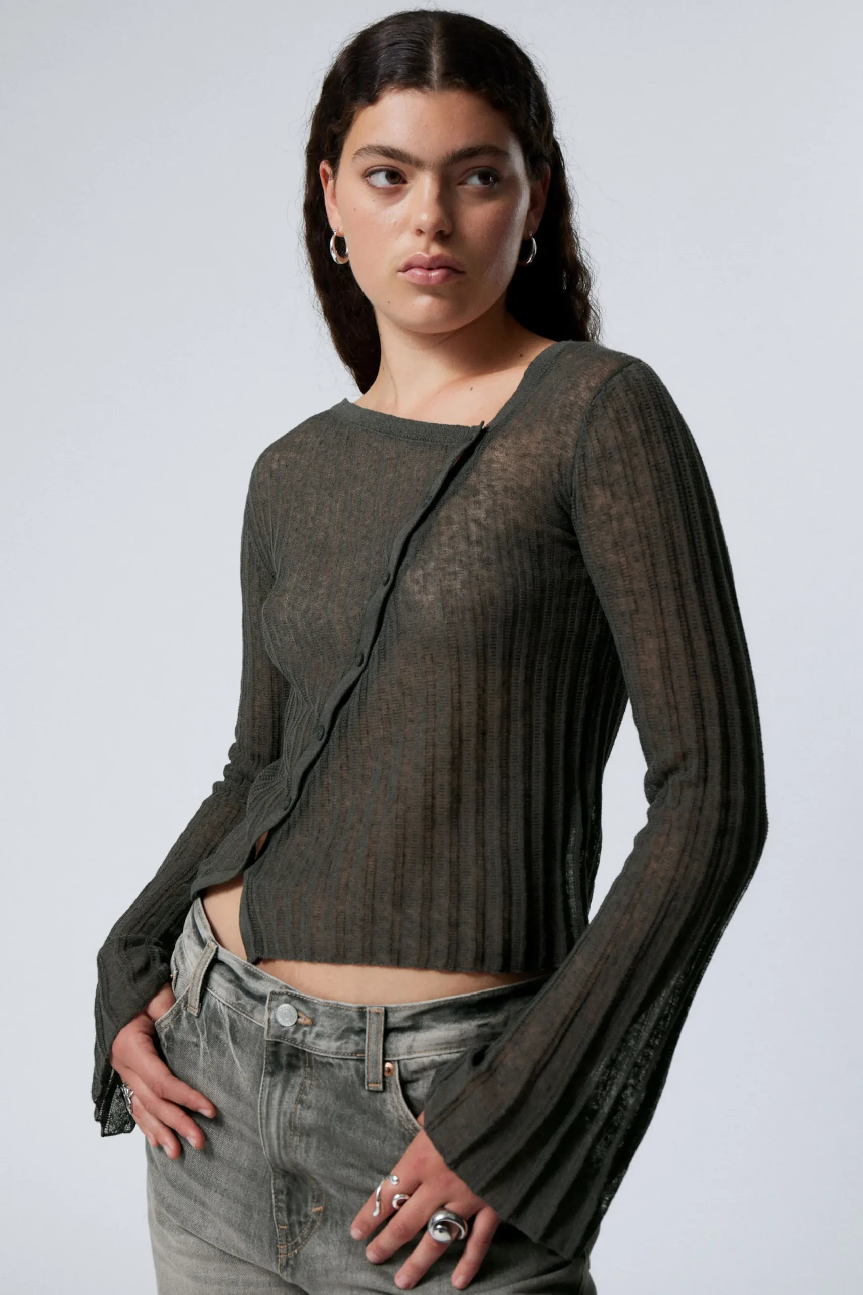 Weekday Stickat<ASYMMETRISK CARDIGAN I LINNEBLANDNING
