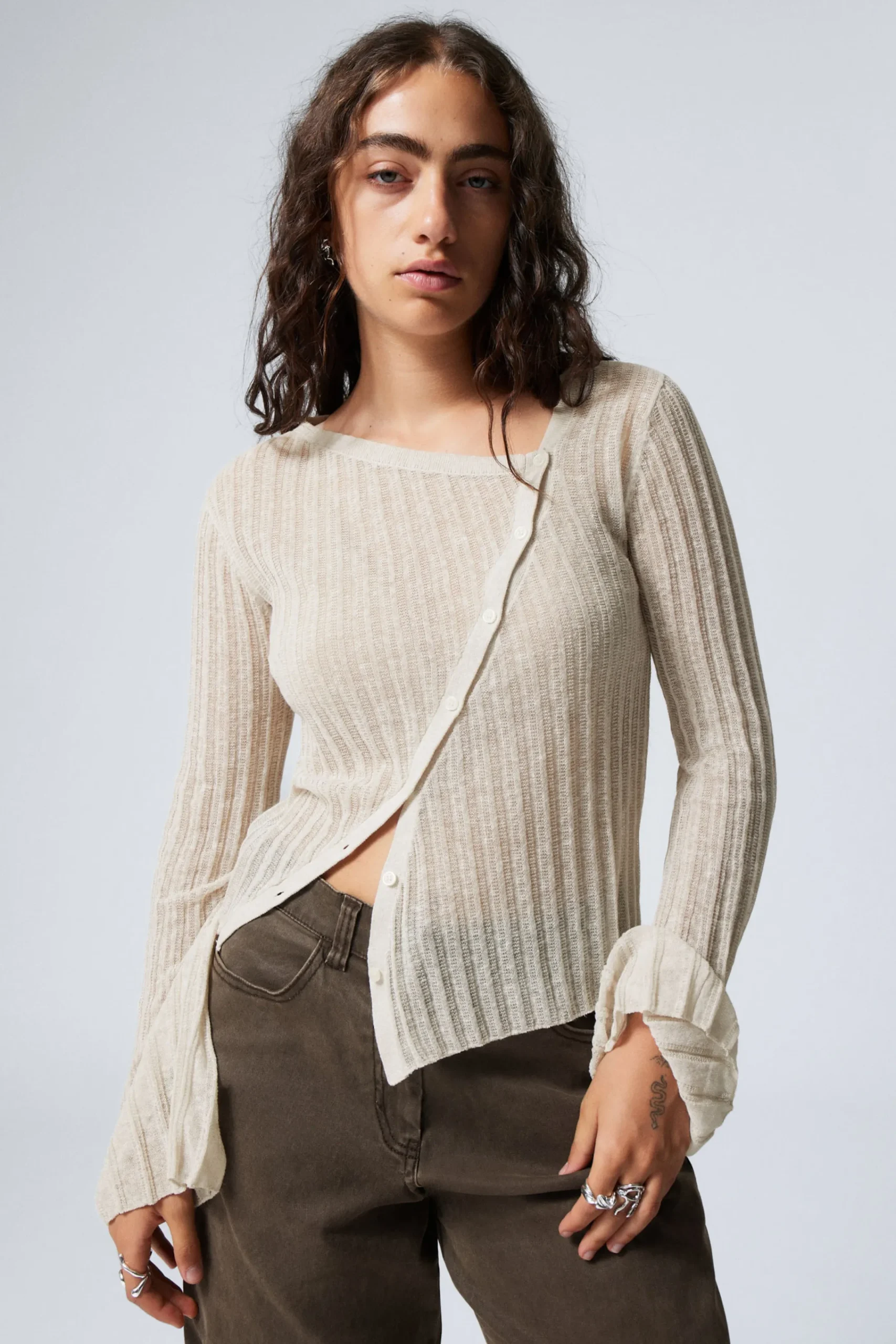 Weekday Stickat<ASYMMETRISK CARDIGAN I LINNEBLANDNING