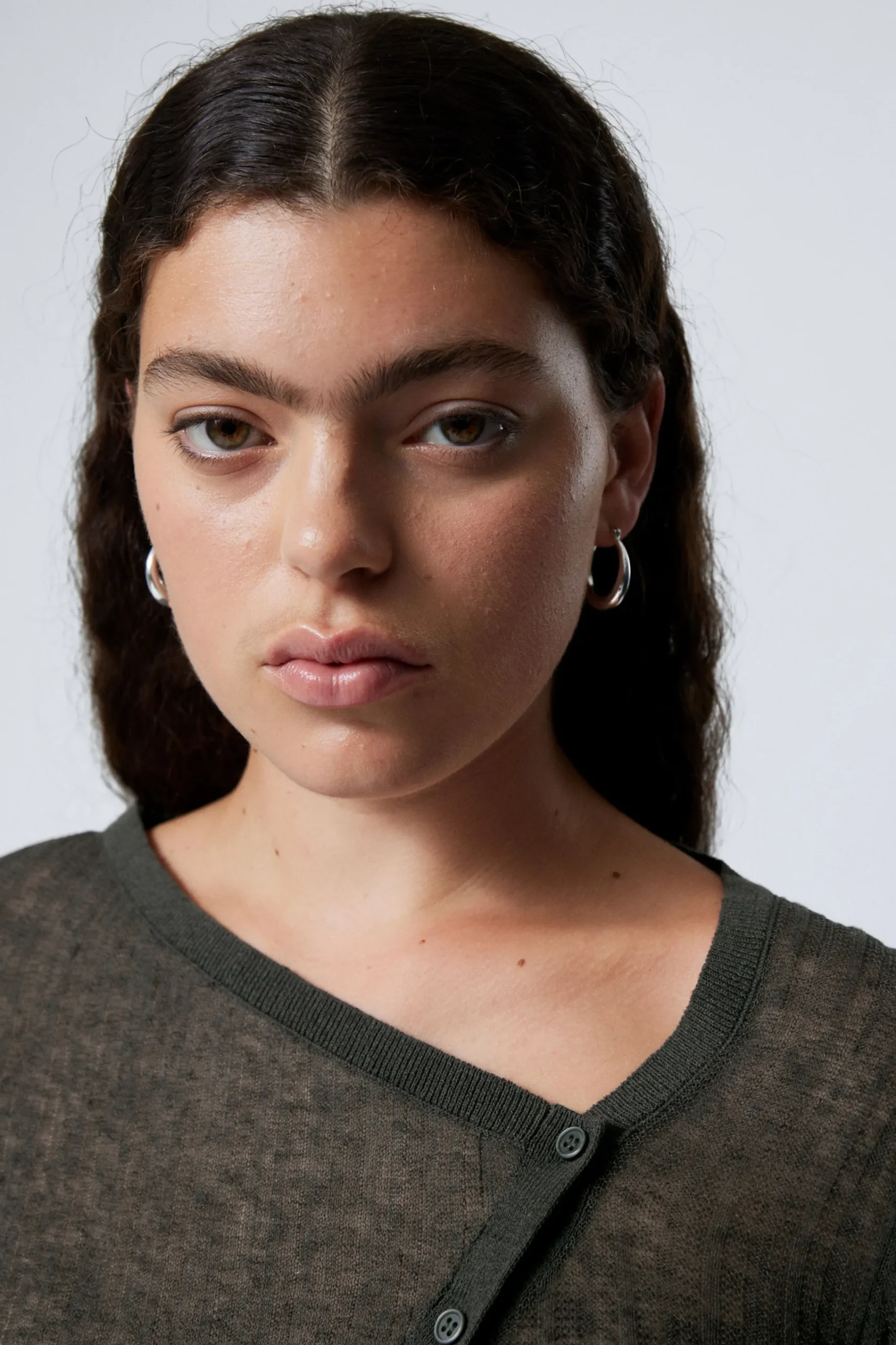 Weekday Stickat<ASYMMETRISK CARDIGAN I LINNEBLANDNING