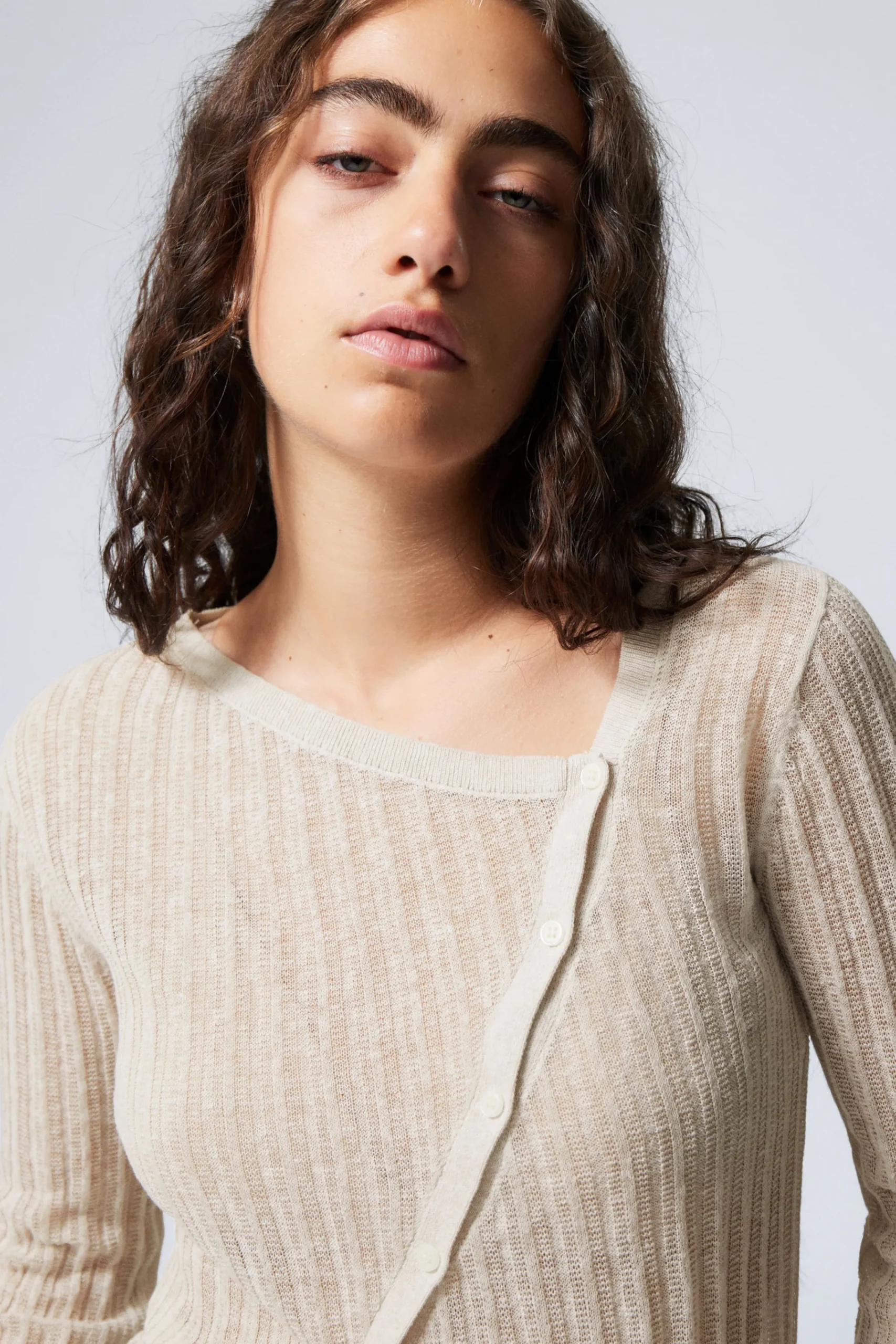 Weekday Stickat<ASYMMETRISK CARDIGAN I LINNEBLANDNING