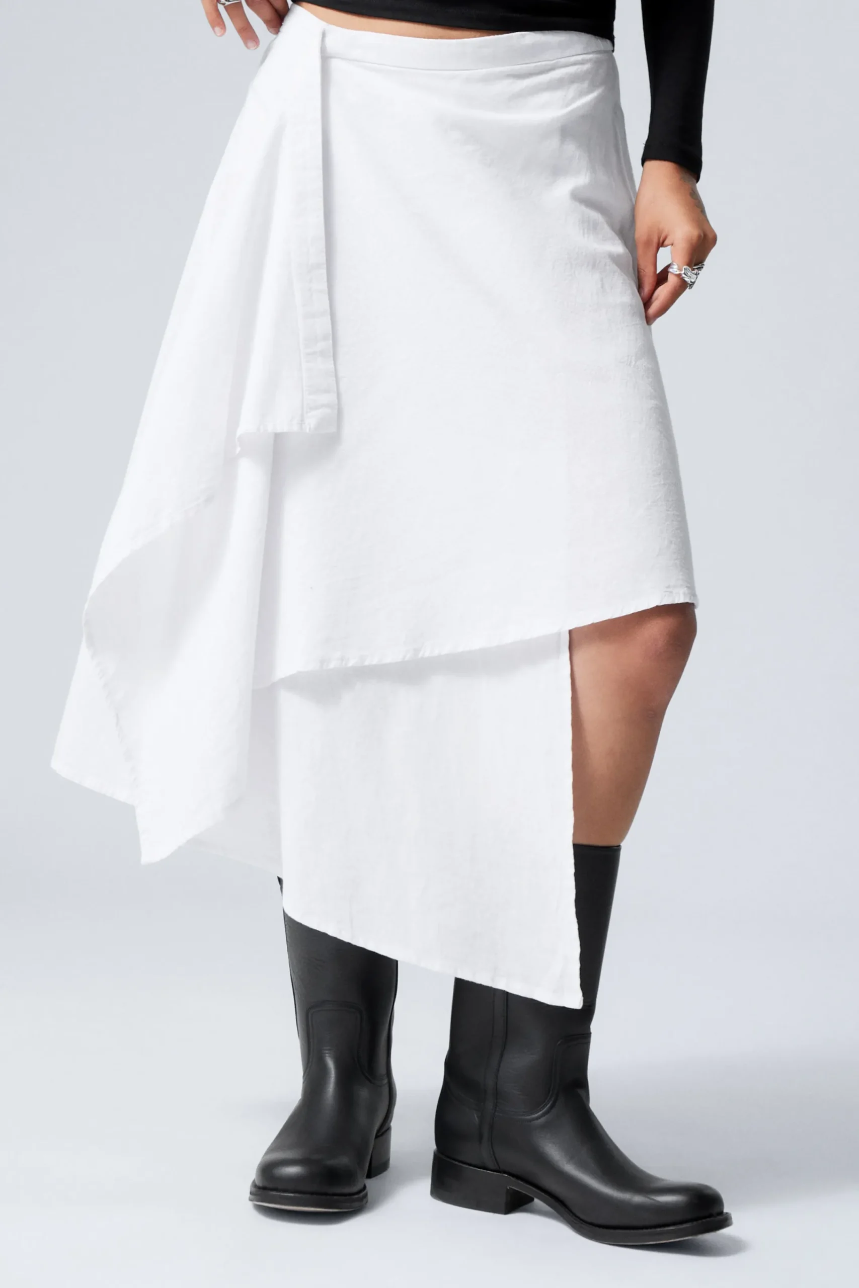 Weekday Kjolar<ASYMMETRISK OMLOTTKJOL I LINNEBLANDNING
