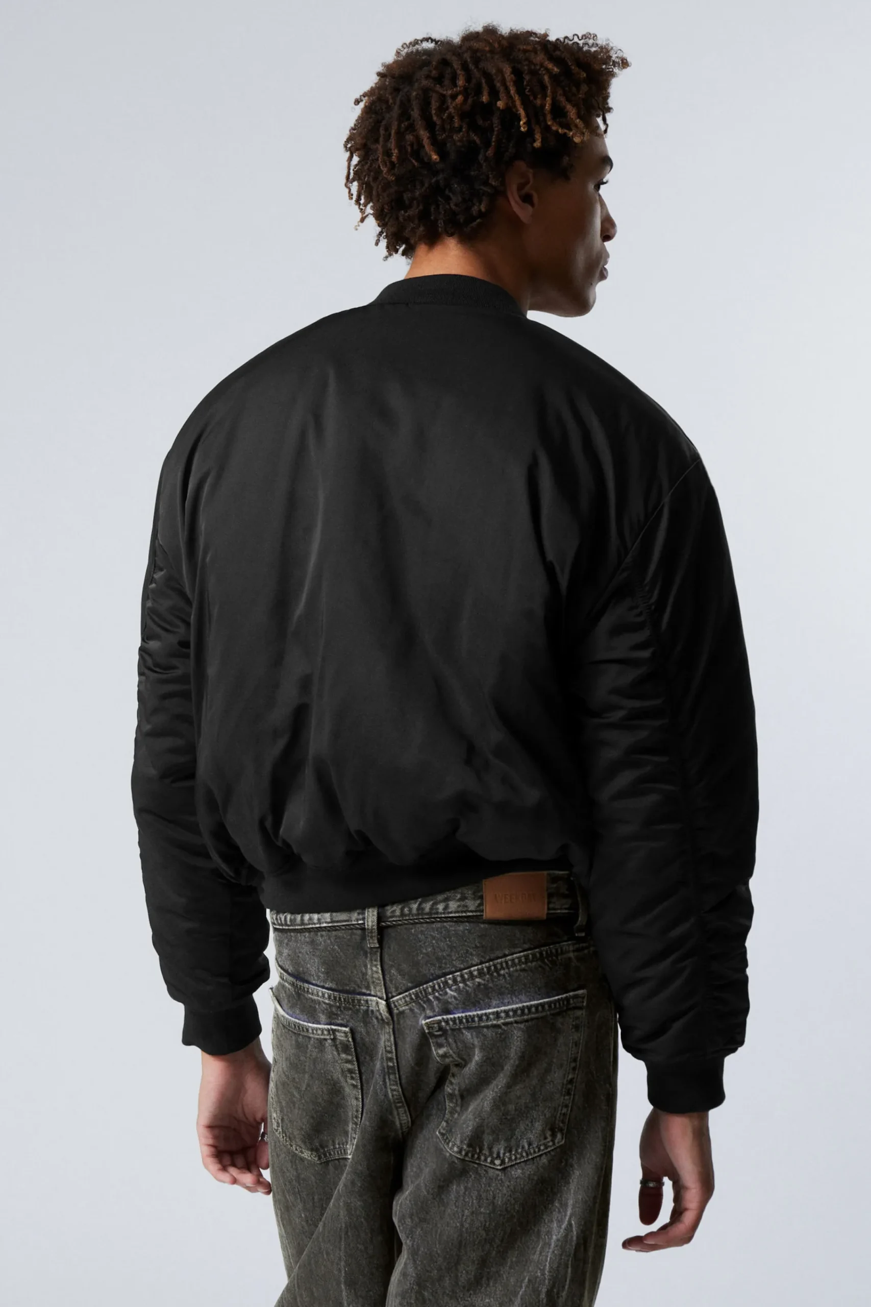 avslappnad_bomberjacka_i_twill_3.webp Weekday Jackor & Rockar<AVSLAPPNAD BOMBERJACKA I TWILL