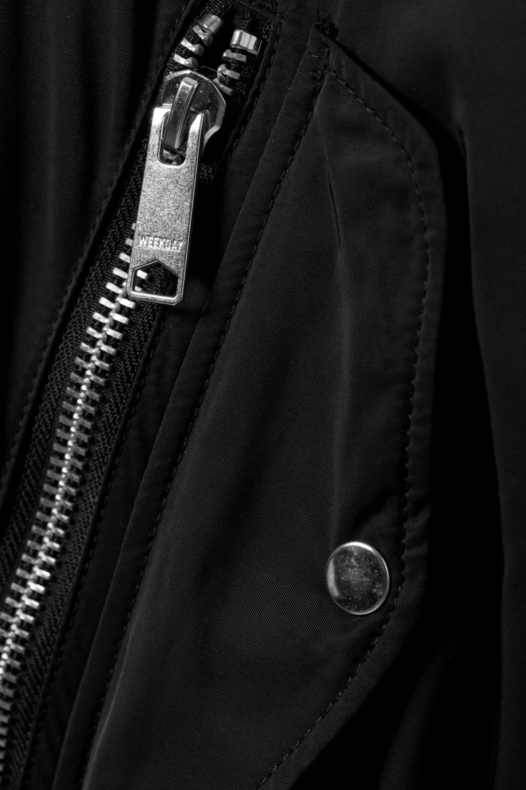 avslappnad_bomberjacka_i_twill_4.webp Weekday Jackor & Rockar<AVSLAPPNAD BOMBERJACKA I TWILL