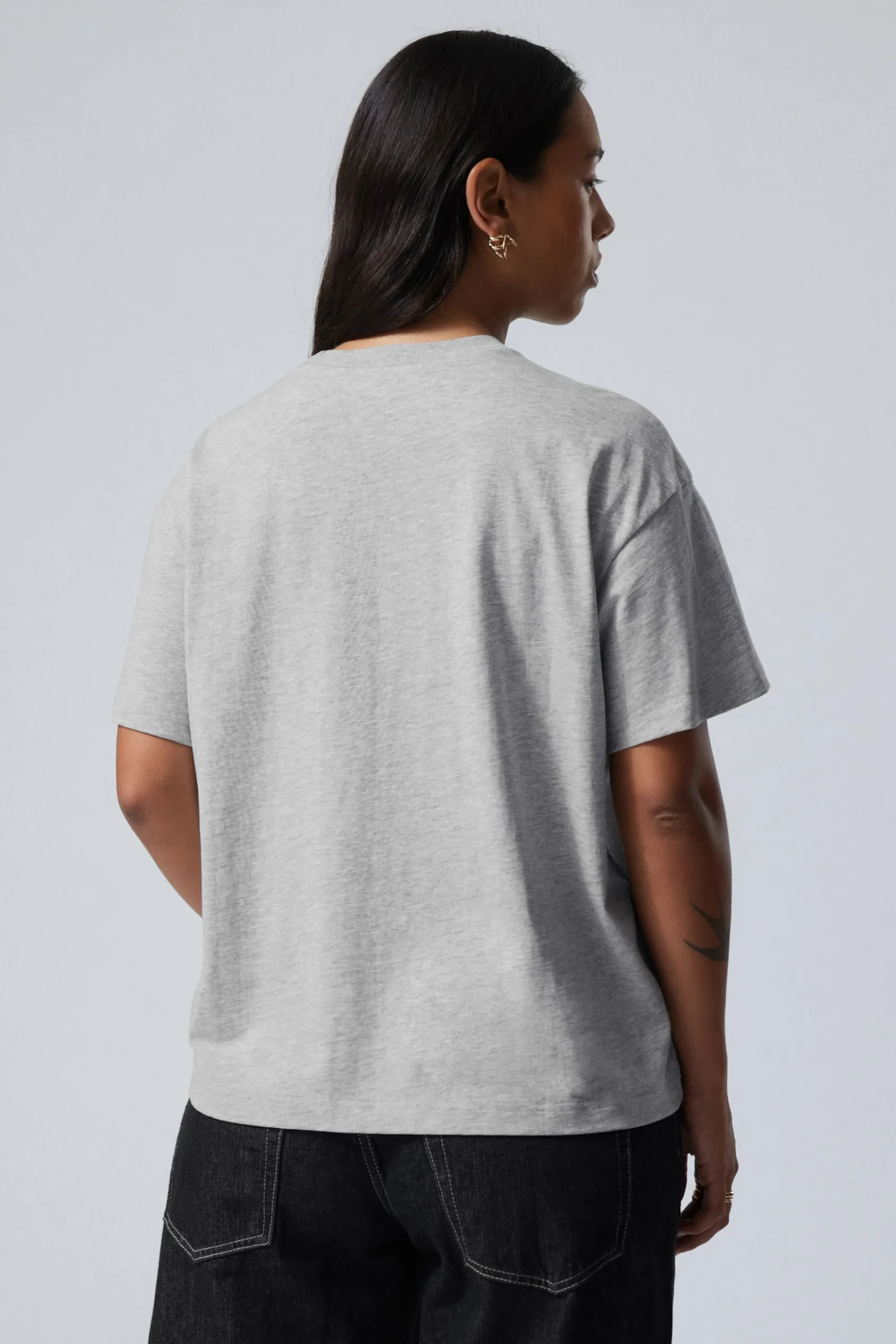avslappnad_boxig_tshirt_i_bomull_2-2.webp Weekday Basplagg | T-Shirtar<AVSLAPPNAD BOXIG T-SHIRT I BOMULL