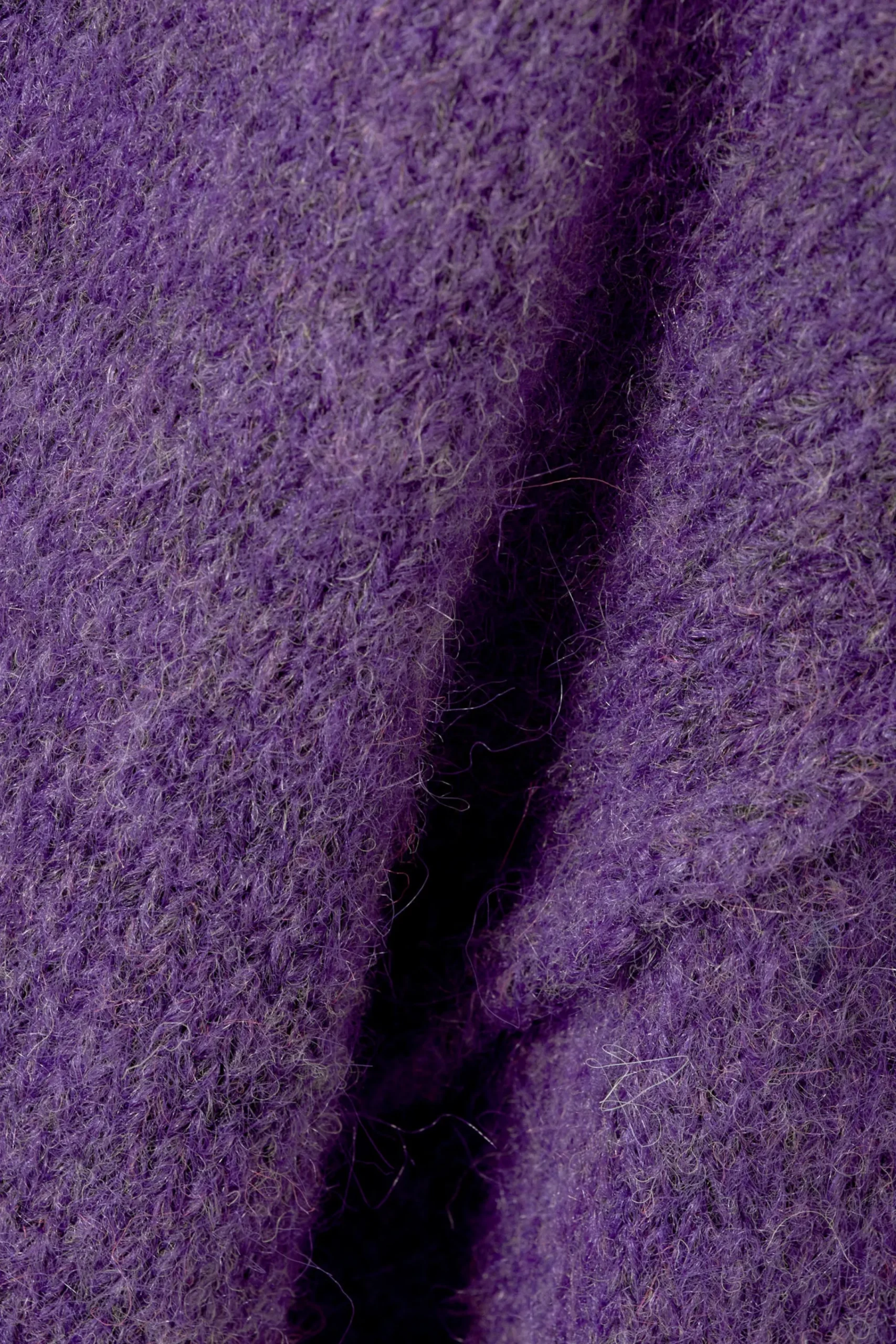 avslappnad_hrig_stickad_trja_4-1.webp Weekday Stickat<AVSLAPPNAD HÅRIG STICKAD TRÖJA