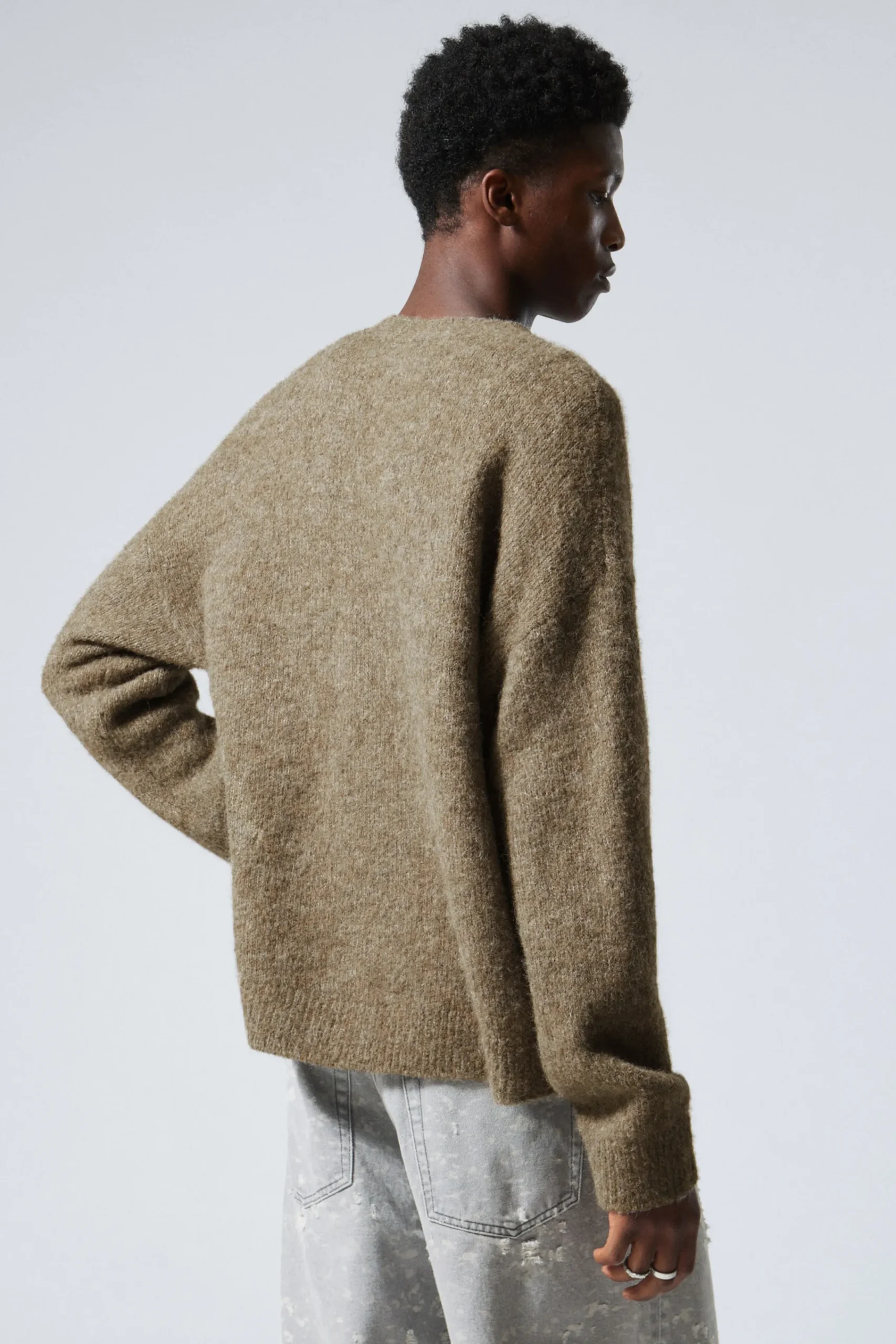 avslappnad_stickad_cardigan_i_ullblandning_3-1.webp Weekday Stickat<AVSLAPPNAD STICKAD CARDIGAN I ULLBLANDNING