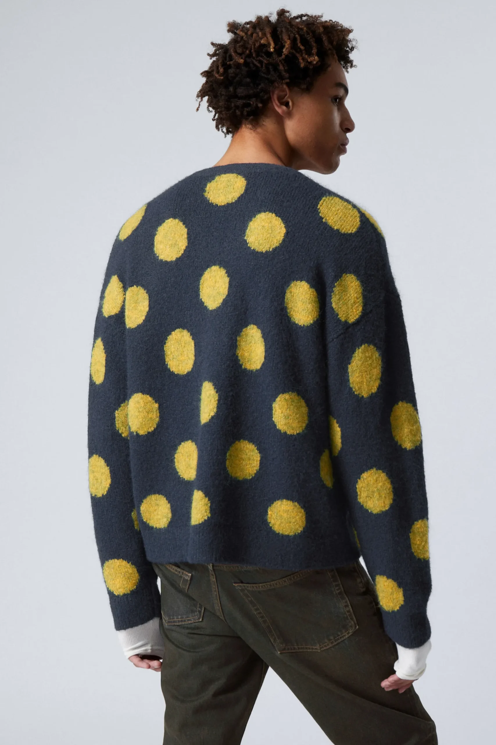 avslappnad_stickad_cardigan_med_prickar_3.webp Weekday Stickat<AVSLAPPNAD STICKAD CARDIGAN MED PRICKAR