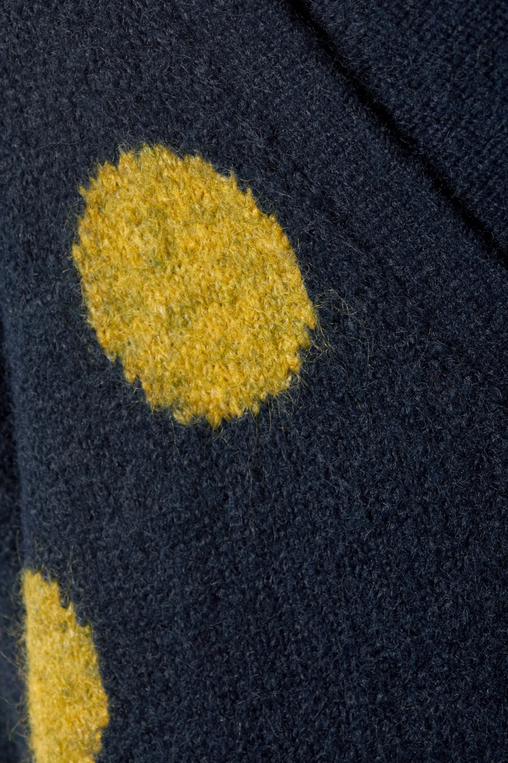 avslappnad_stickad_cardigan_med_prickar_4.webp Weekday Stickat<AVSLAPPNAD STICKAD CARDIGAN MED PRICKAR