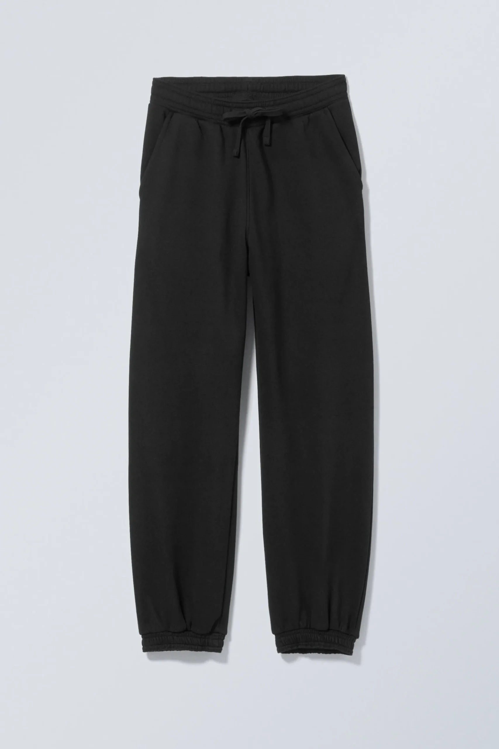 avslappnade_kraftiga_sweatpants_2-1.webp Weekday Basplagg | Byxor<AVSLAPPNADE KRAFTIGA SWEATPANTS